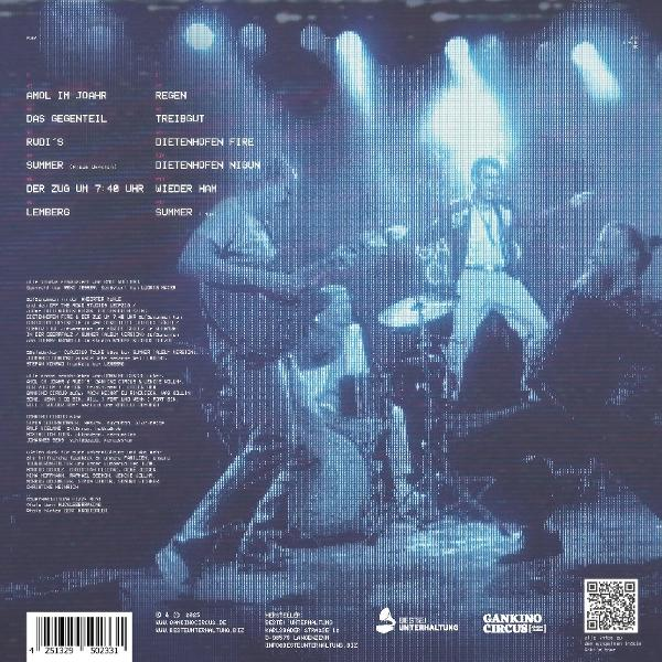 Eine Konzertbühne mit einer Band, die auftritt. Blau getöntes Bild mit Textüberlagerung, die Songtitel und Banddetails auflistet.