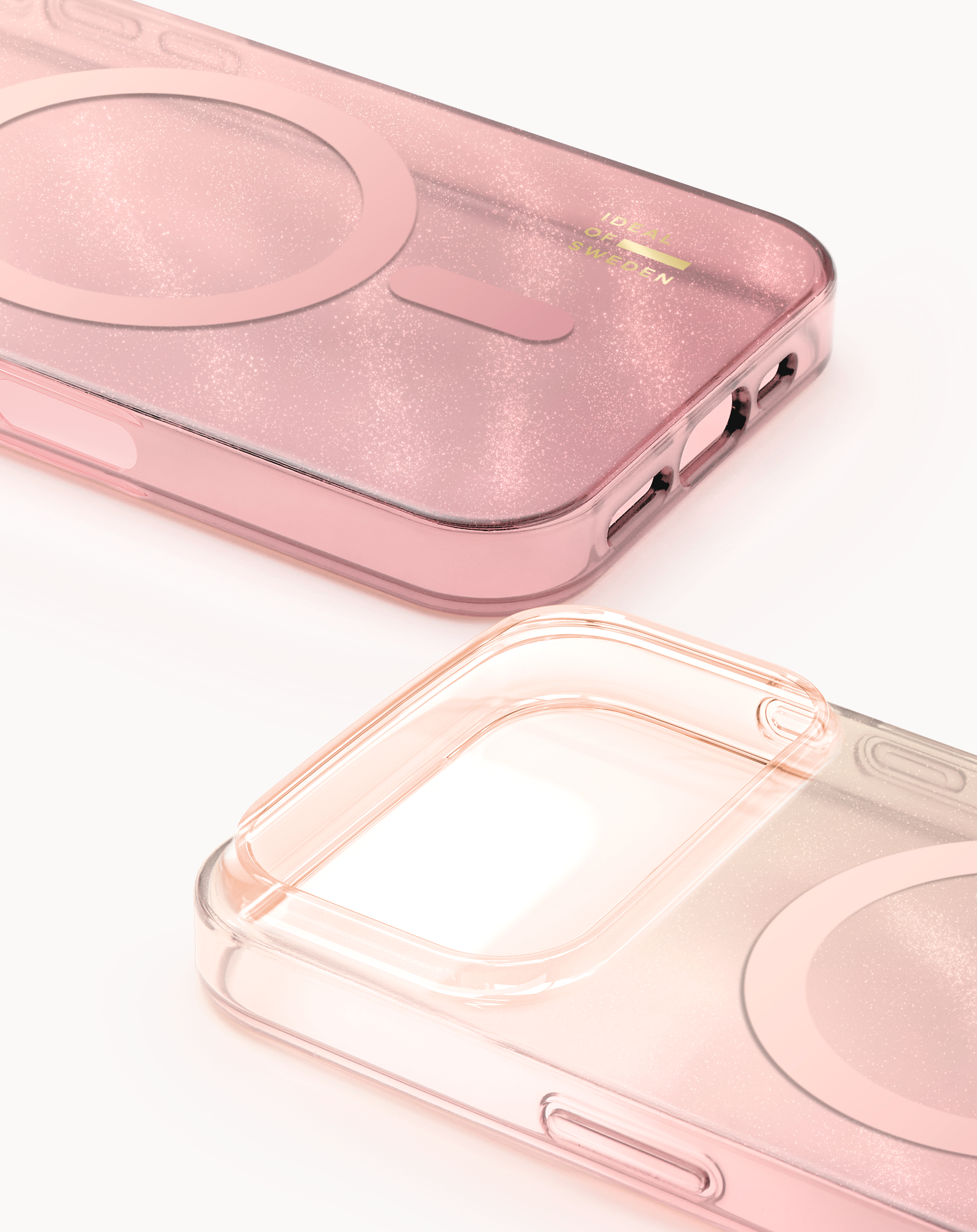 Zwei transparente, rosafarbene Handyhüllen. Die obere ist leicht angewinkelt und zeigt einen Magnetring. Die untere Hülle überlappt und zeigt ein klares Design.