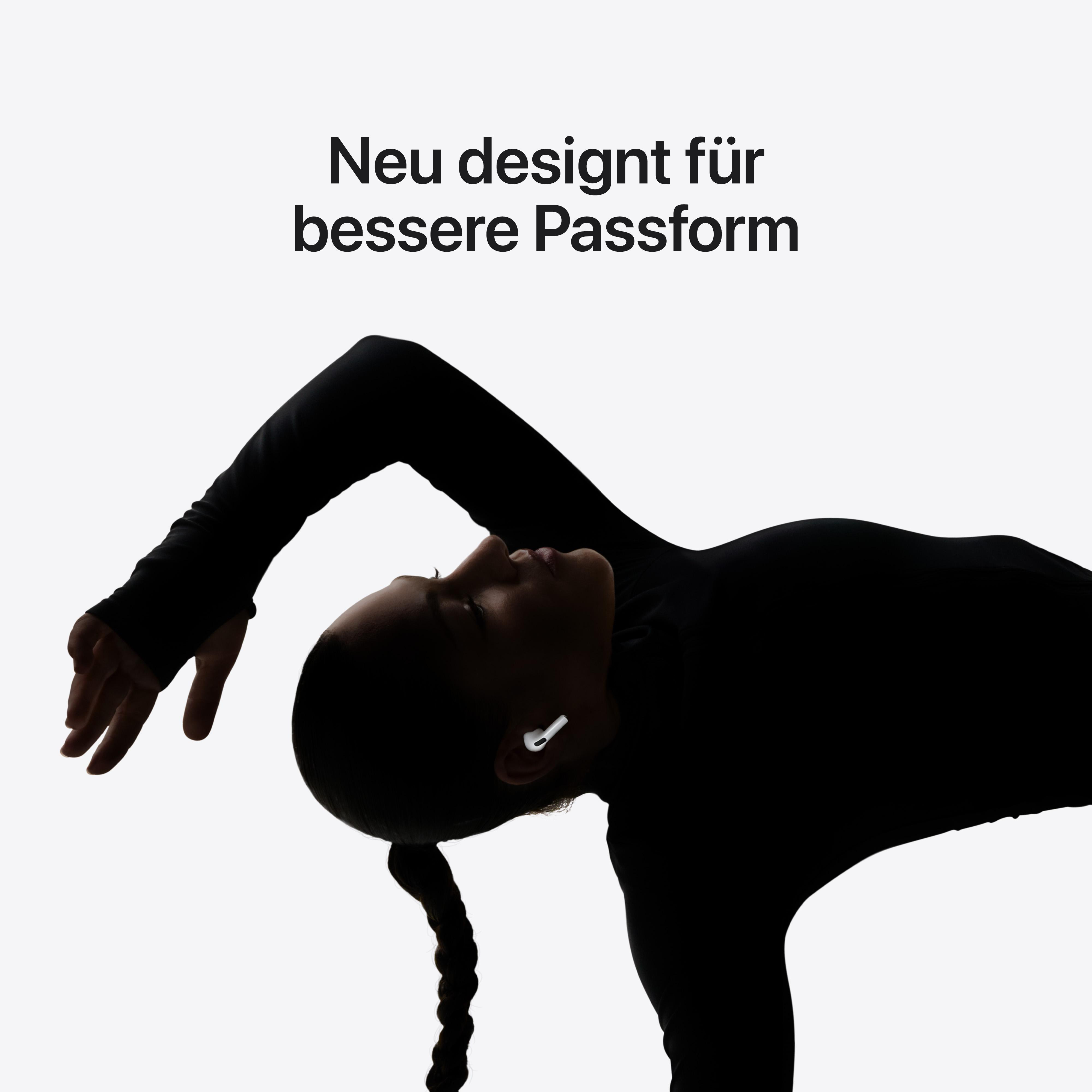 Eine Frau in Silhouette beugt sich nach hinten, trägt ein schwarzes Oberteil und weiße Ohrhörer. Text oben: 'Neues Design für bessere Passform'.