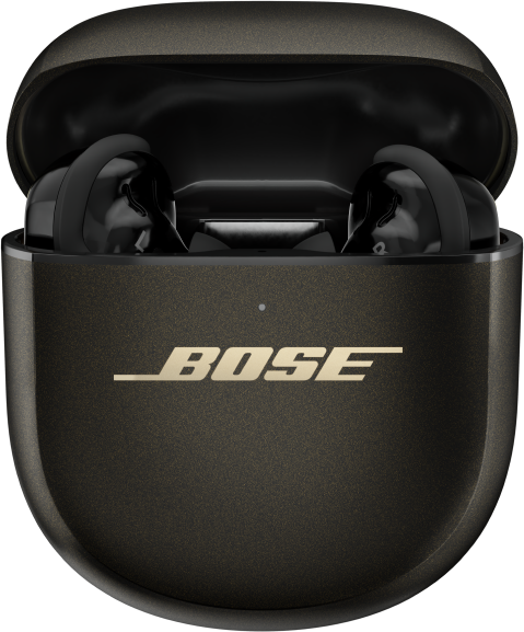 Un étui de chargement d'écouteurs Bose noir, ouvert, avec deux écouteurs noirs à l'intérieur. L'étui est sombre avec le logo Bose en or.
