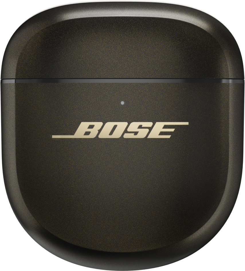 Un étui d'écouteurs Bose gris foncé. Le logo Bose est doré. Une petite lumière blanche est présente. L'étui a une forme carrée arrondie.