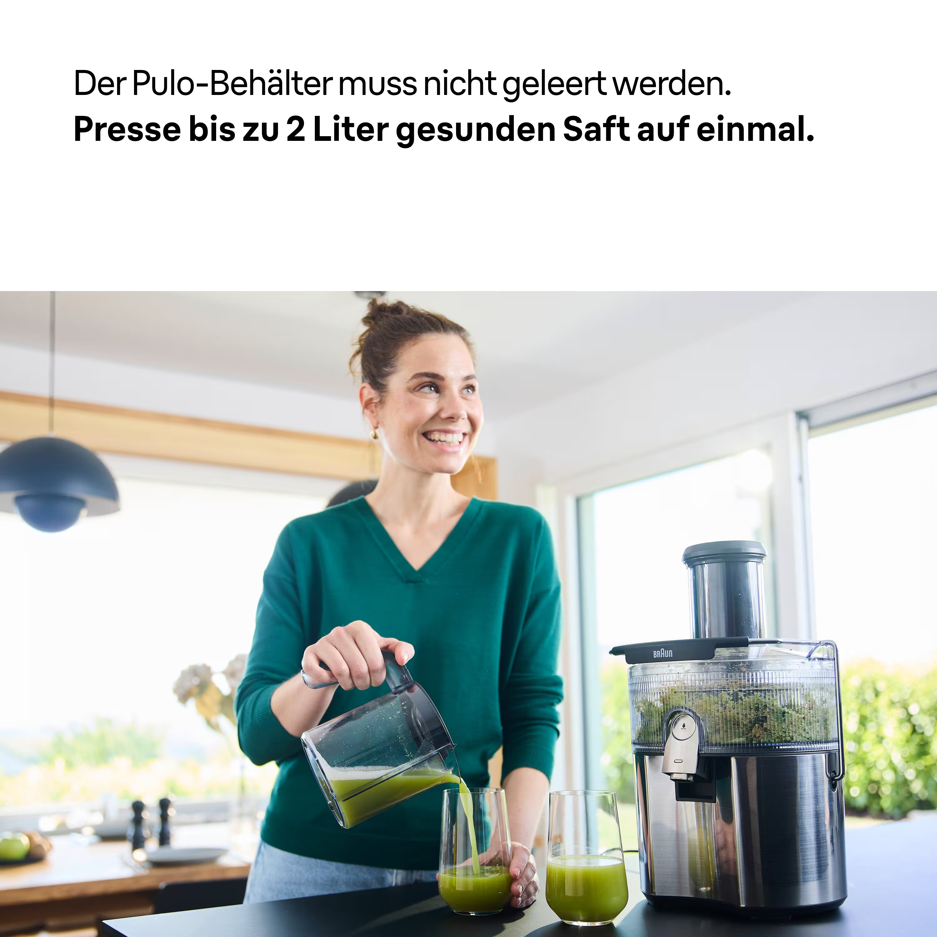 Eine Frau gießt grünen Saft aus einem Krug in zwei Gläser. Rechts steht ein Entsafter. Text auf Deutsch steht oben.