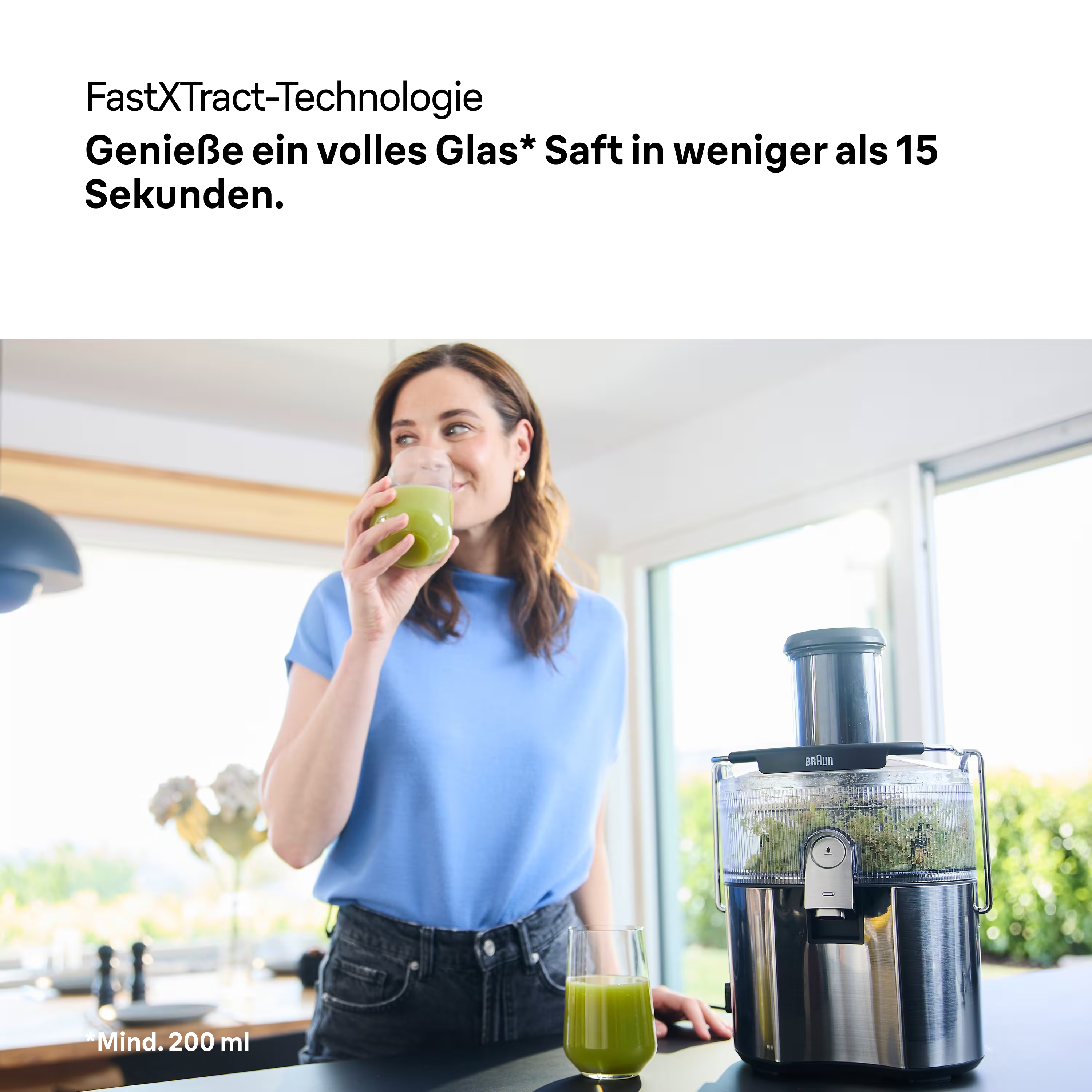 Eine Frau trinkt grünen Saft aus einem Glas. Eine Saftpresse steht auf der Theke. Text zeigt Produktmerkmale.