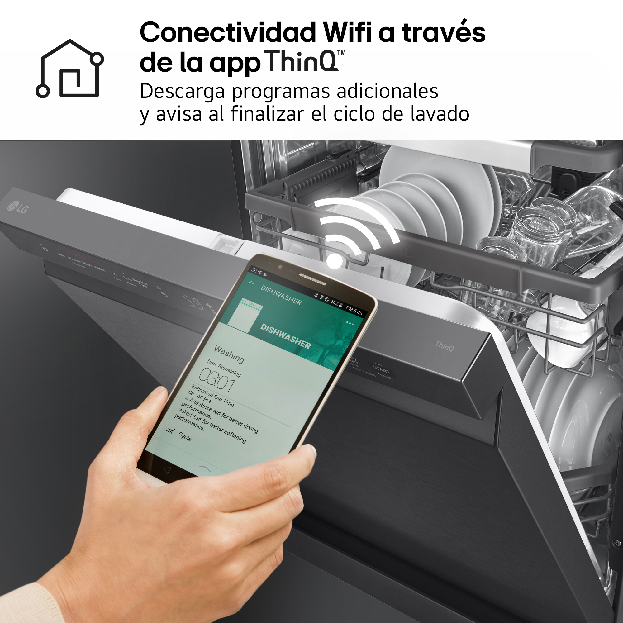 Conectividad Wifi a través de la app ThinQ. Descarga programas adicionales y avisa al finalizar el ciclo de lavado. Mano con móvil y panel.