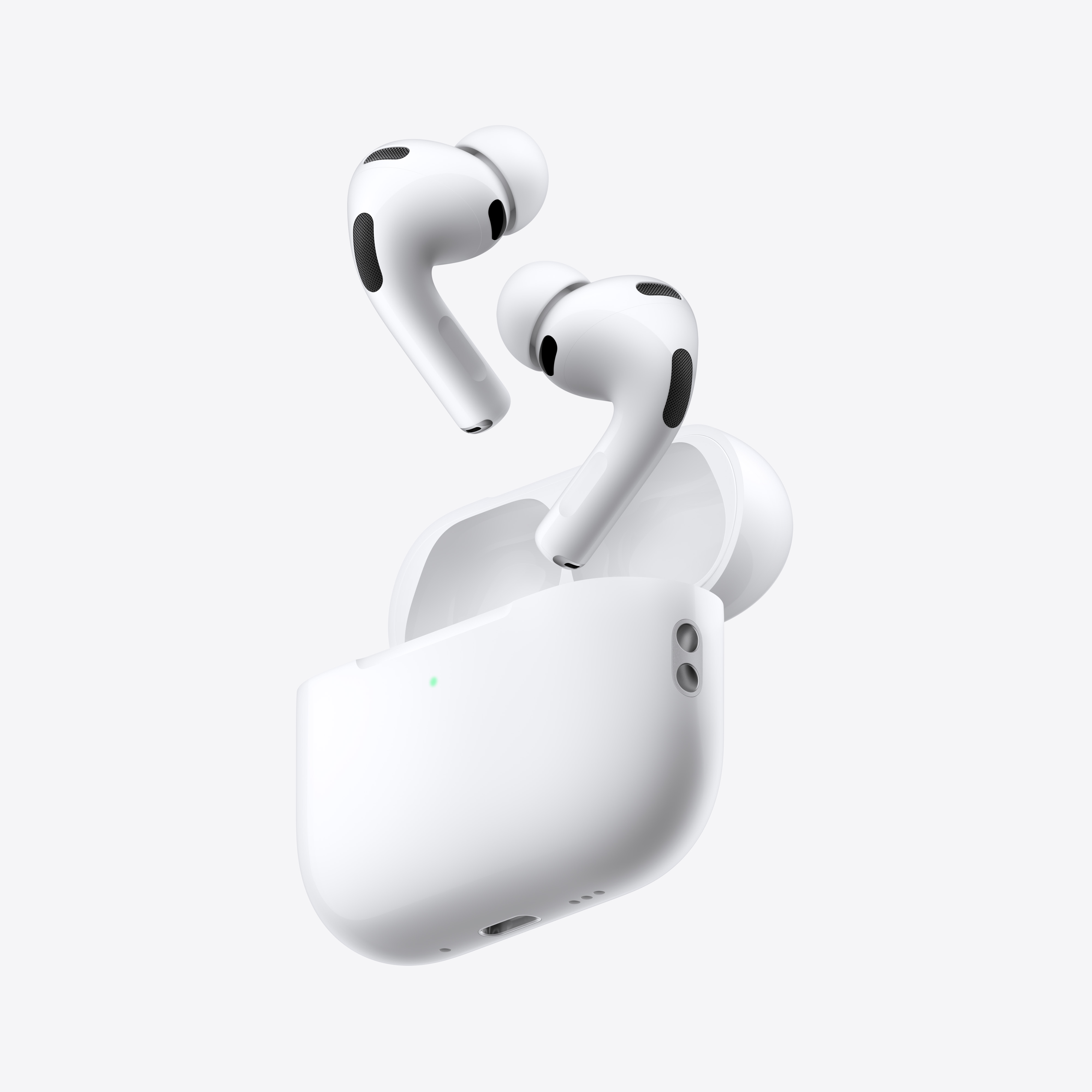 Weiße Apple AirPods Pro Ohrhörer und offenes Ladecase auf weißem Hintergrund. Zwei Airpods sind in der Luft.