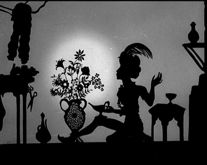 Silhouette einer Person mit Federhut, Blumen in einer Vase und verschiedenen Objekten. Schwarz und Weiß, Vintage-Stil.