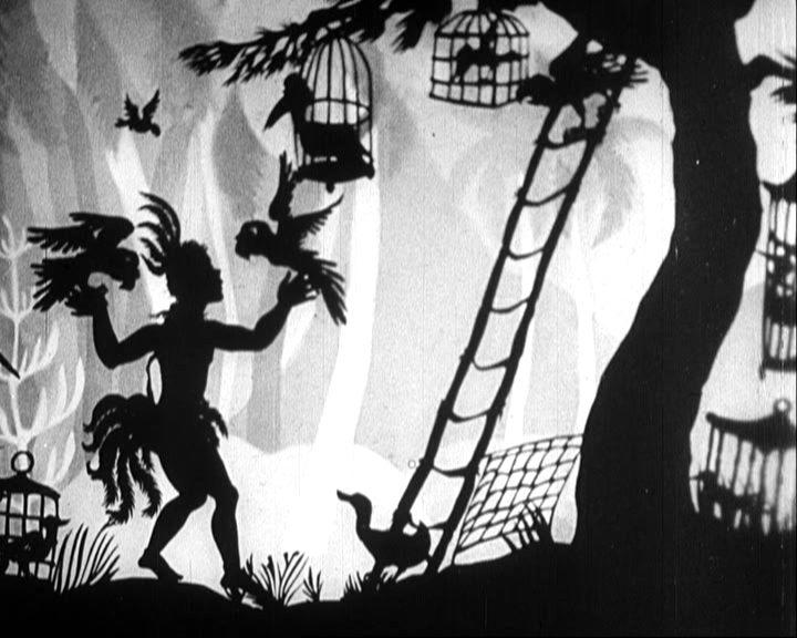 Silhouette einer Person mit Vögeln, Käfigen und einer Leiter in einem Wald. Schwarz-Weiß-Bild mit künstlerischen Schatten und Formen.