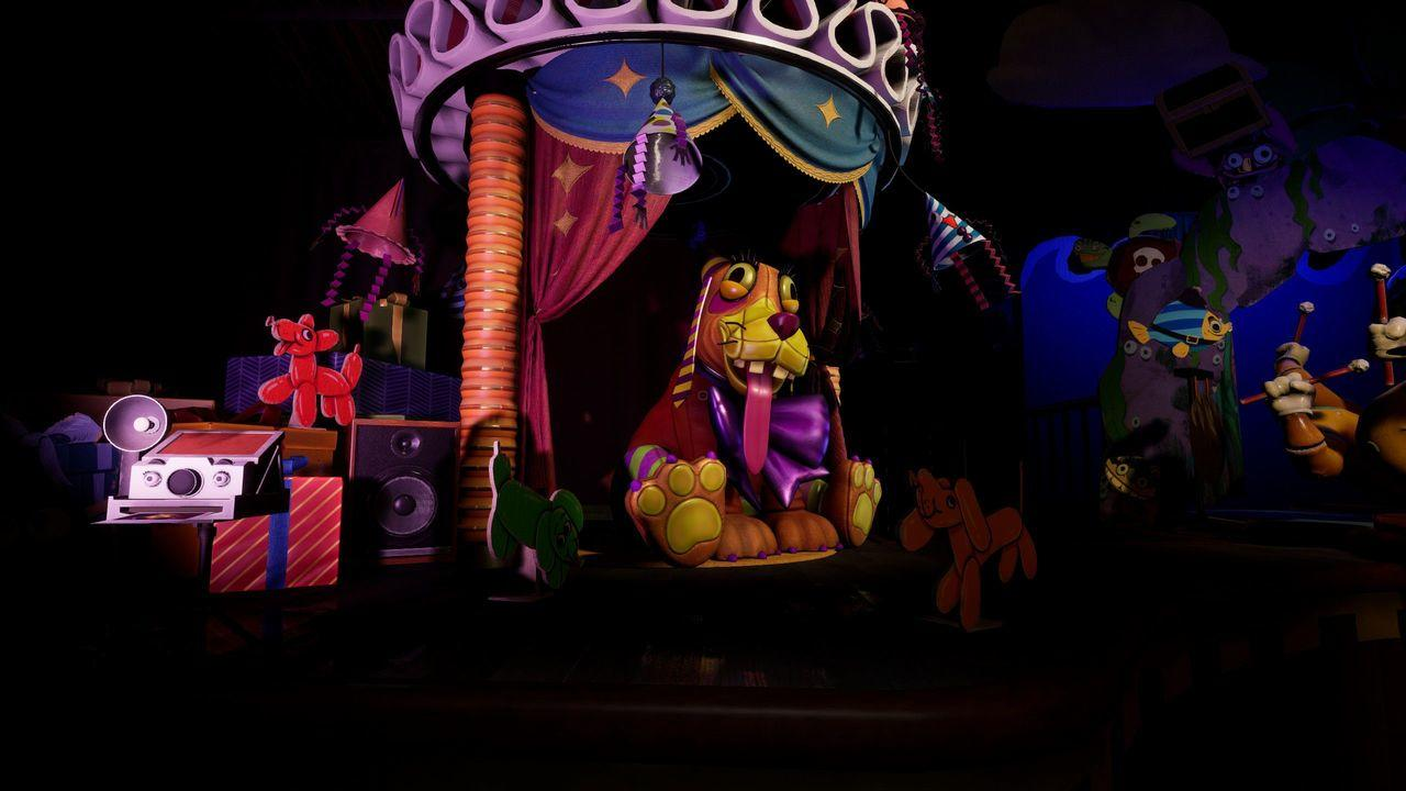 Eine Bühne mit Animatronics: ein Hund, ein Bär und andere. Es gibt Geschenke, einen Lautsprecher und ein Bühnendach. Dunkle Beleuchtung.