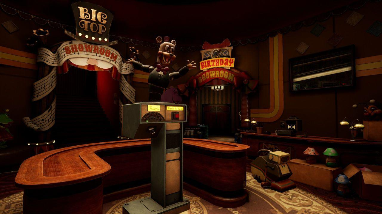 Innenraum eines Big Top Showrooms mit Bühne, Freddy Fazbear-Animatronic und dekorativen Elementen. Die Szene ist schwach beleuchtet.