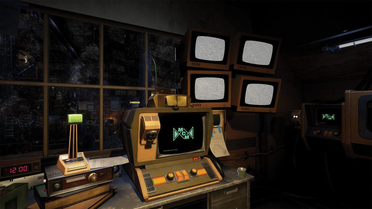 Ein Raum mit Retro-Technik und mehreren Fernsehern mit statischem Rauschen. Eine zentrale Konsole mit Bildschirm zeigt ein Logo. Ein Fenster blickt auf eine dunkle Stadt.