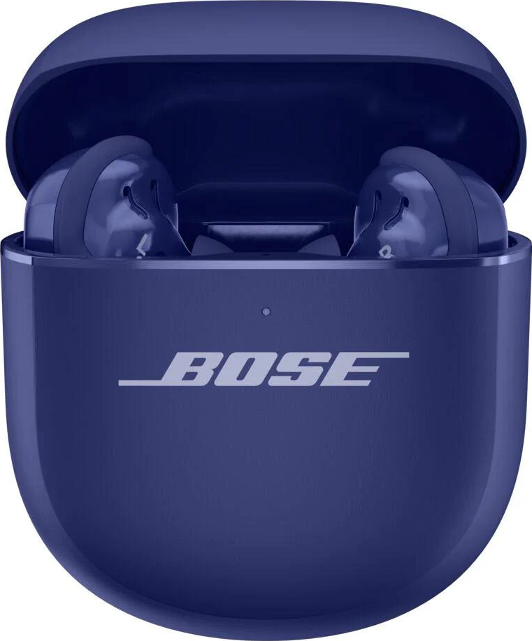 Écouteurs Bose bleus dans un étui de chargement. L'étui est ouvert, révélant les écouteurs. Le logo Bose est visible.