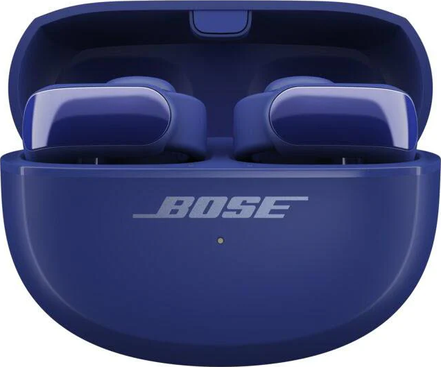 Blaue Bose-Ohrhörer in einem Ladeetui. Das Etui und die Ohrhörer sind geöffnet und zeigen das Innere. Das Logo ist sichtbar.