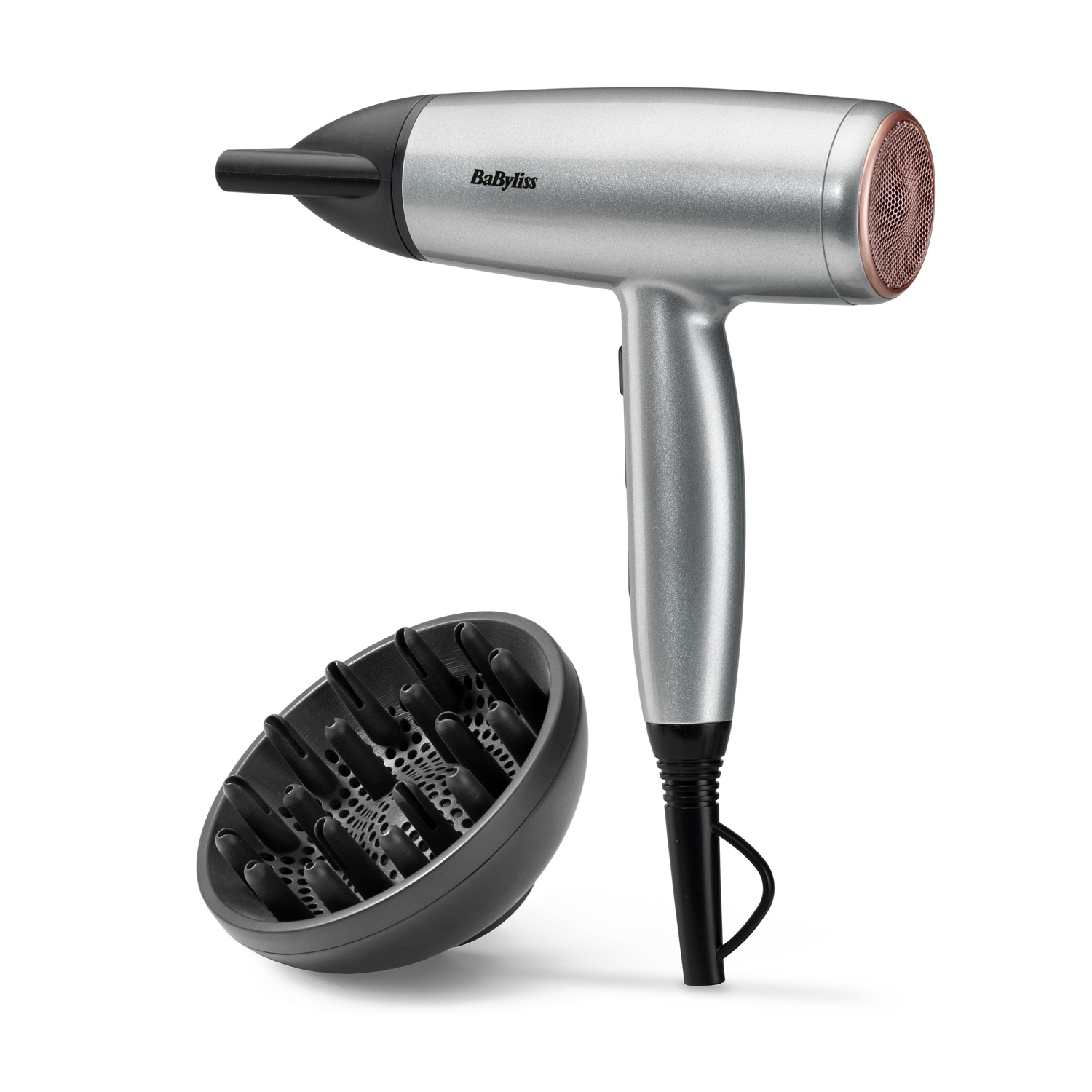 Un asciugacapelli Babyliss argentato con ugello e manico neri. Un diffusore nero è accanto. Entrambi su sfondo bianco.