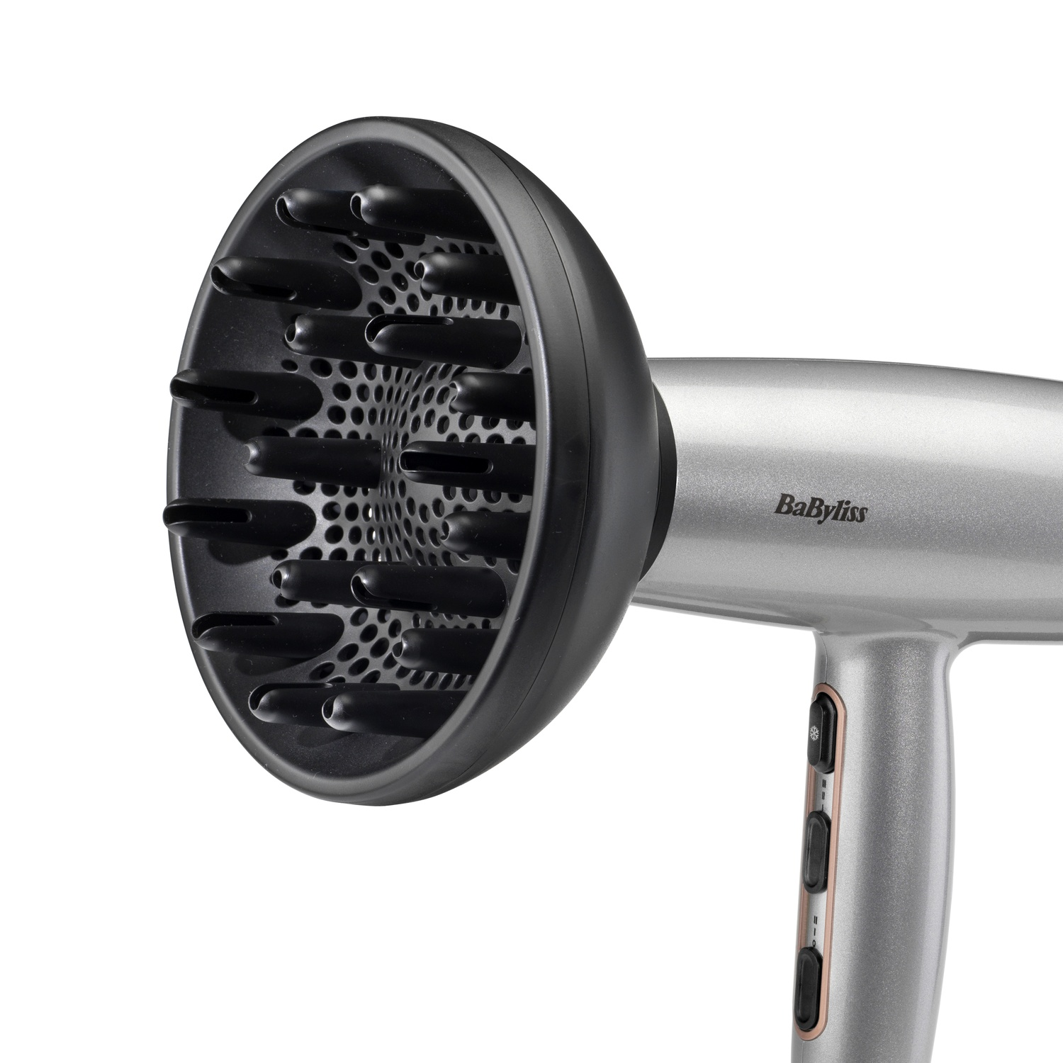 Un asciugacapelli Babyliss argentato con un accessorio diffusore nero. L'asciugacapelli ha pulsanti e un'impugnatura. Sfondo bianco.