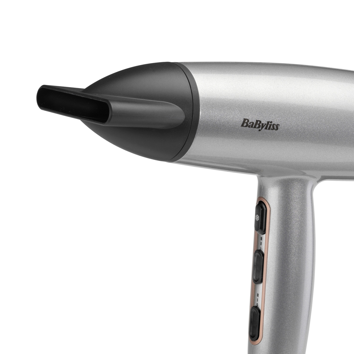 Un asciugacapelli Babyliss argento e nero su sfondo bianco. L'ugello dell'asciugacapelli punta a sinistra. I pulsanti sono sull'impugnatura.