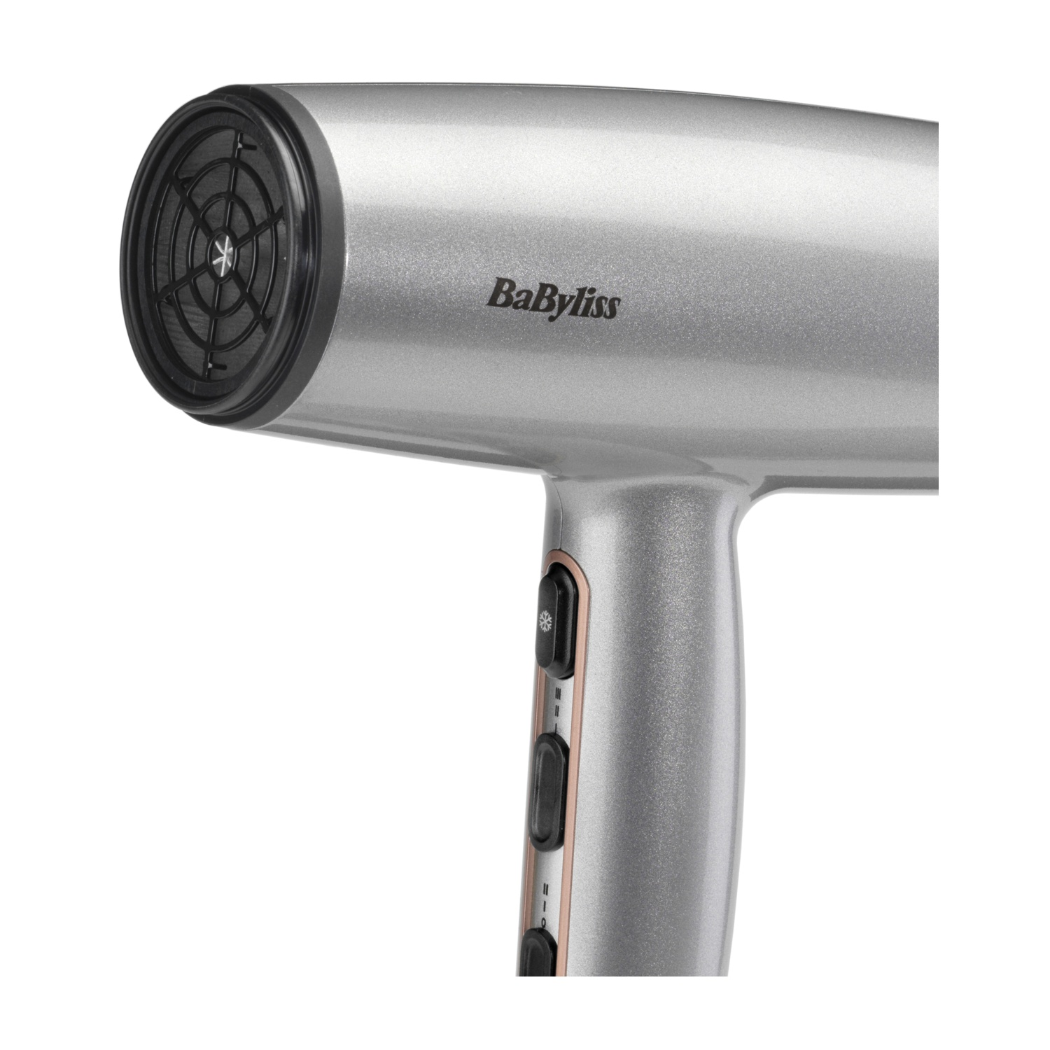 Un asciugacapelli Babyliss argentato. Ha una copertura nera della ventola e pulsanti sull'impugnatura. Lo sfondo è bianco.