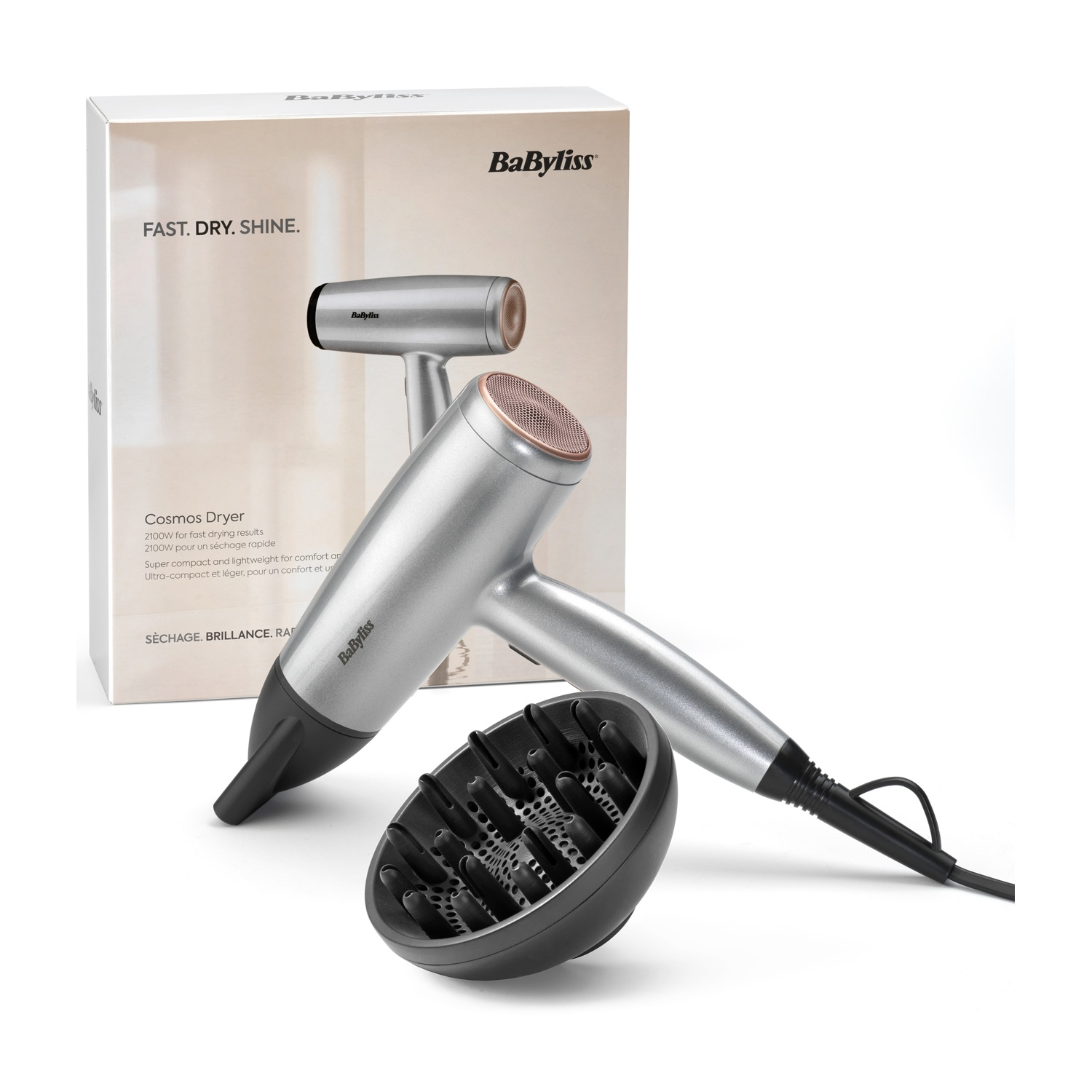 Un asciugacapelli Babyliss argentato con ugello nero e diffusore nero è su una superficie bianca, accanto a una scatola bianca.