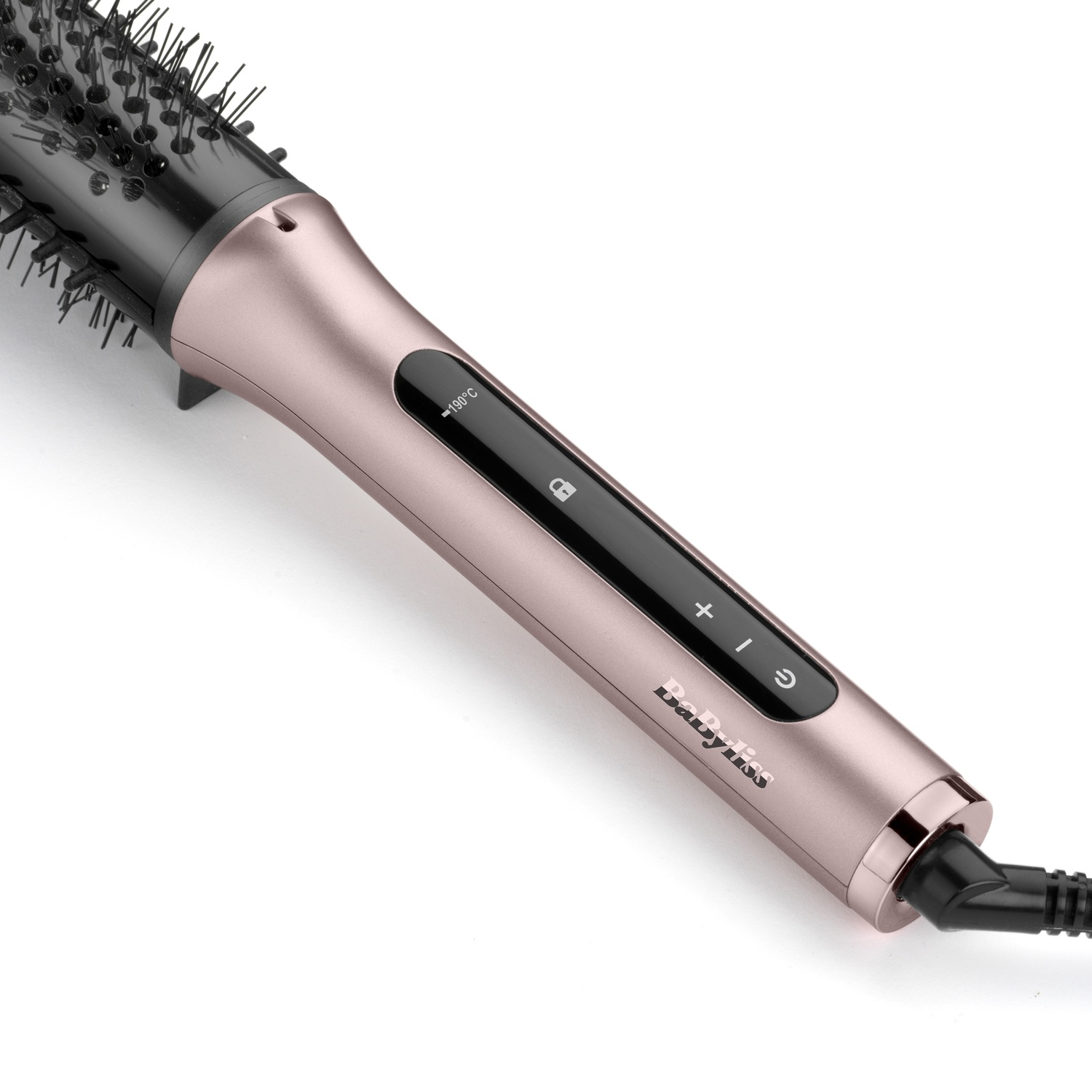 Una spazzola per lo styling dei capelli Babyliss oro rosa e nera su sfondo bianco. Ha pulsanti e un display digitale. È collegato un cavo di alimentazione.