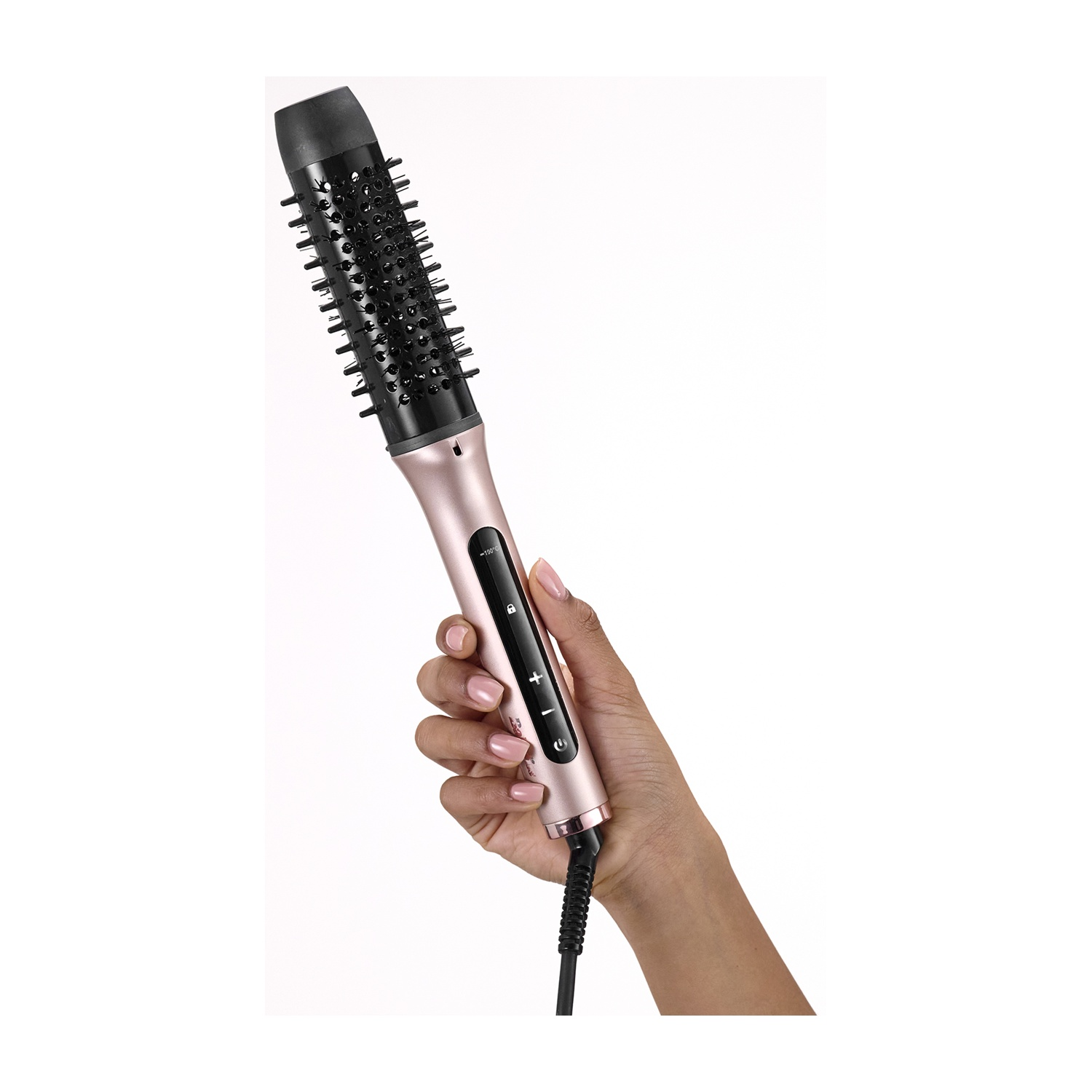 Una mano tiene in mano una spazzola per capelli oro rosa con setole nere. Un cavo di alimentazione si estende dalla maniglia. Lo sfondo è bianco.