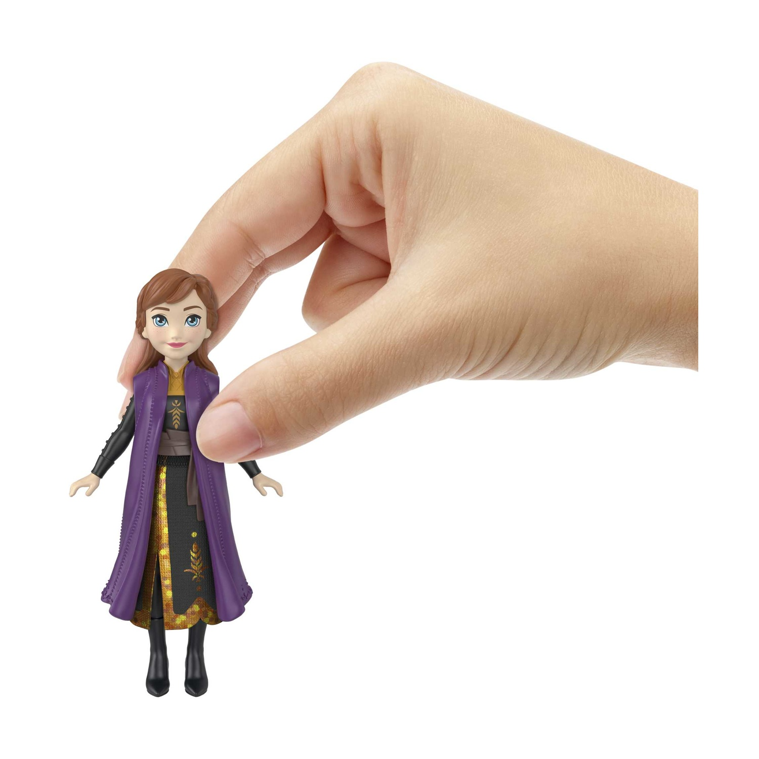 Una mano tiene in mano una bambola di Anna. Anna indossa un cappotto viola. Lo sfondo è bianco.