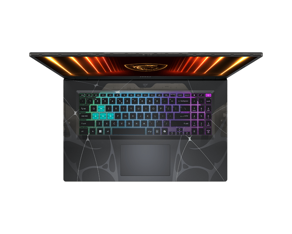 Draufsicht auf einen Gaming-Laptop mit leuchtender Tastatur. Der Bildschirm zeigt orangefarbene und gelbe Lichter. Das Gehäuse ist dunkel mit Design.