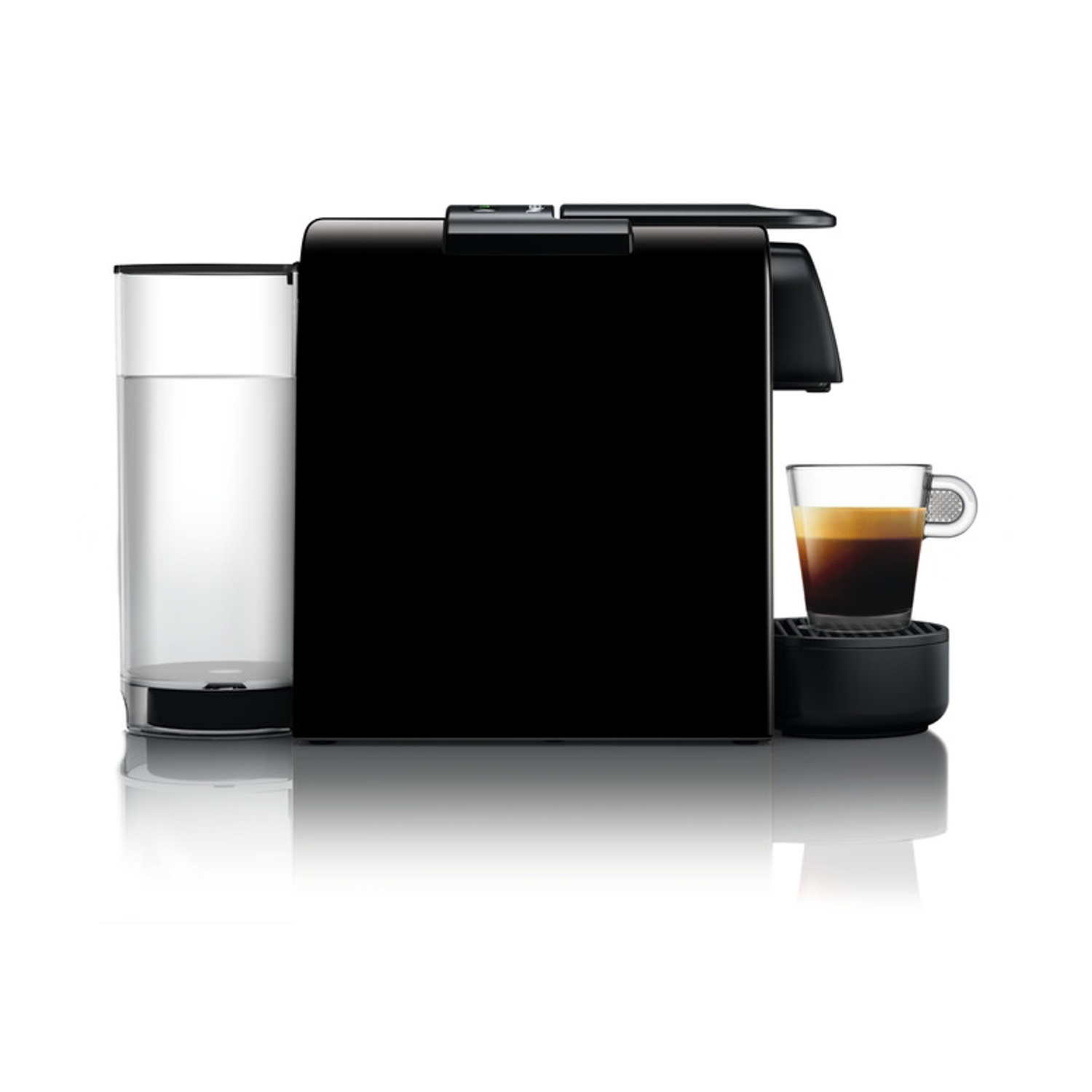 Una macchina per caffè espresso nera con un serbatoio dell'acqua in vetro a sinistra e una tazza di caffè a destra, su sfondo bianco.