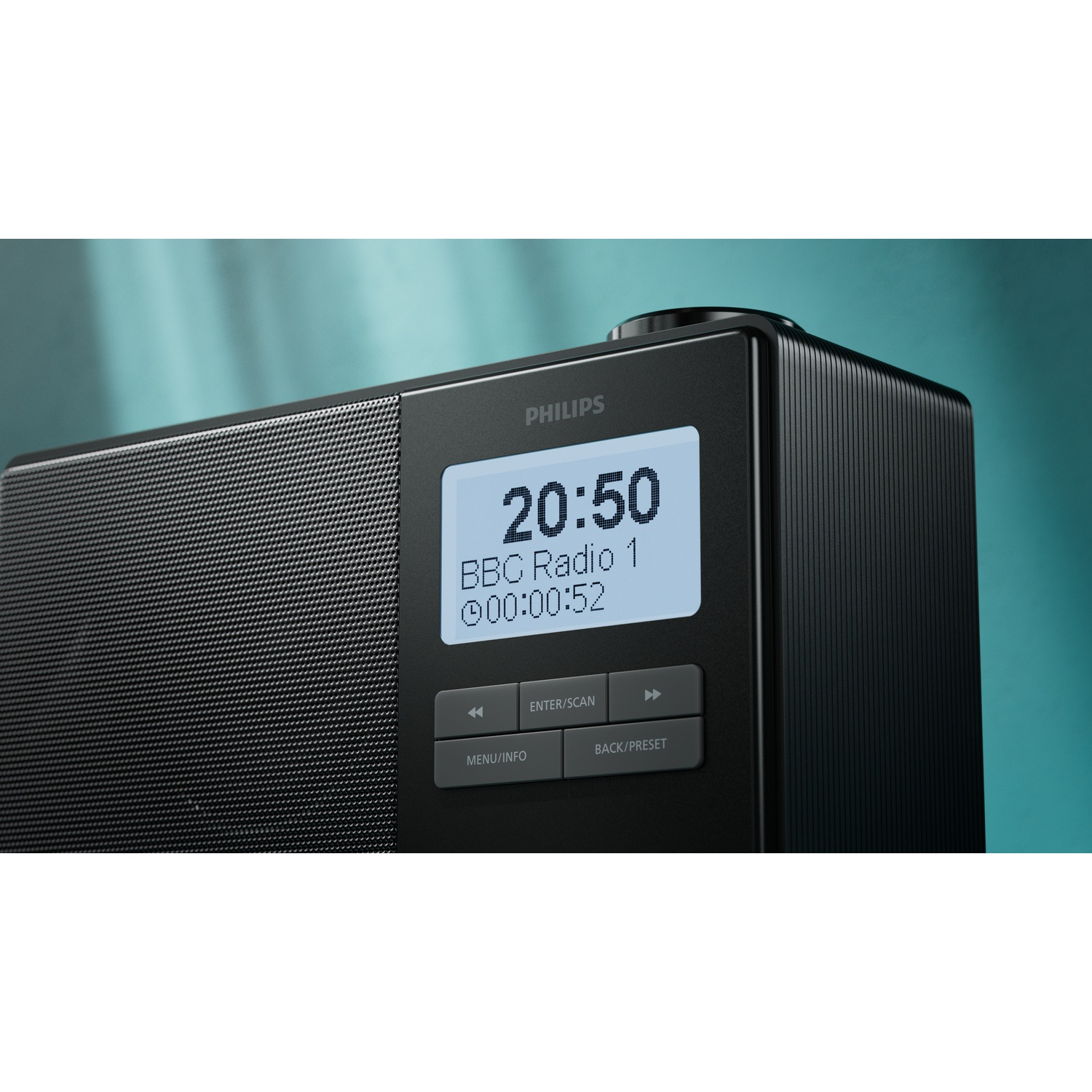 Una radio Philips nera mostra 20:50, BBC Radio 1 e 00:00:52. I pulsanti includono Menu/Info, Enter/Scan e Indietro/Preset.