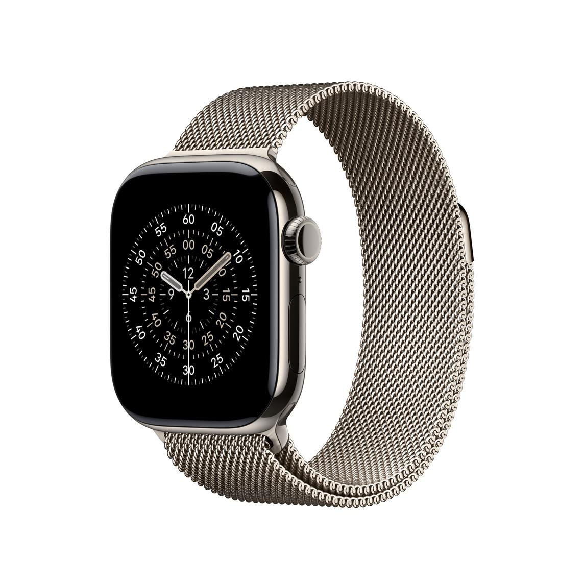 Eine silberne Apple Watch mit schwarzem Bildschirm, der die Uhrzeit anzeigt. Das Armband ist aus silbernem Mesh. Die Uhr ist freigestellt.