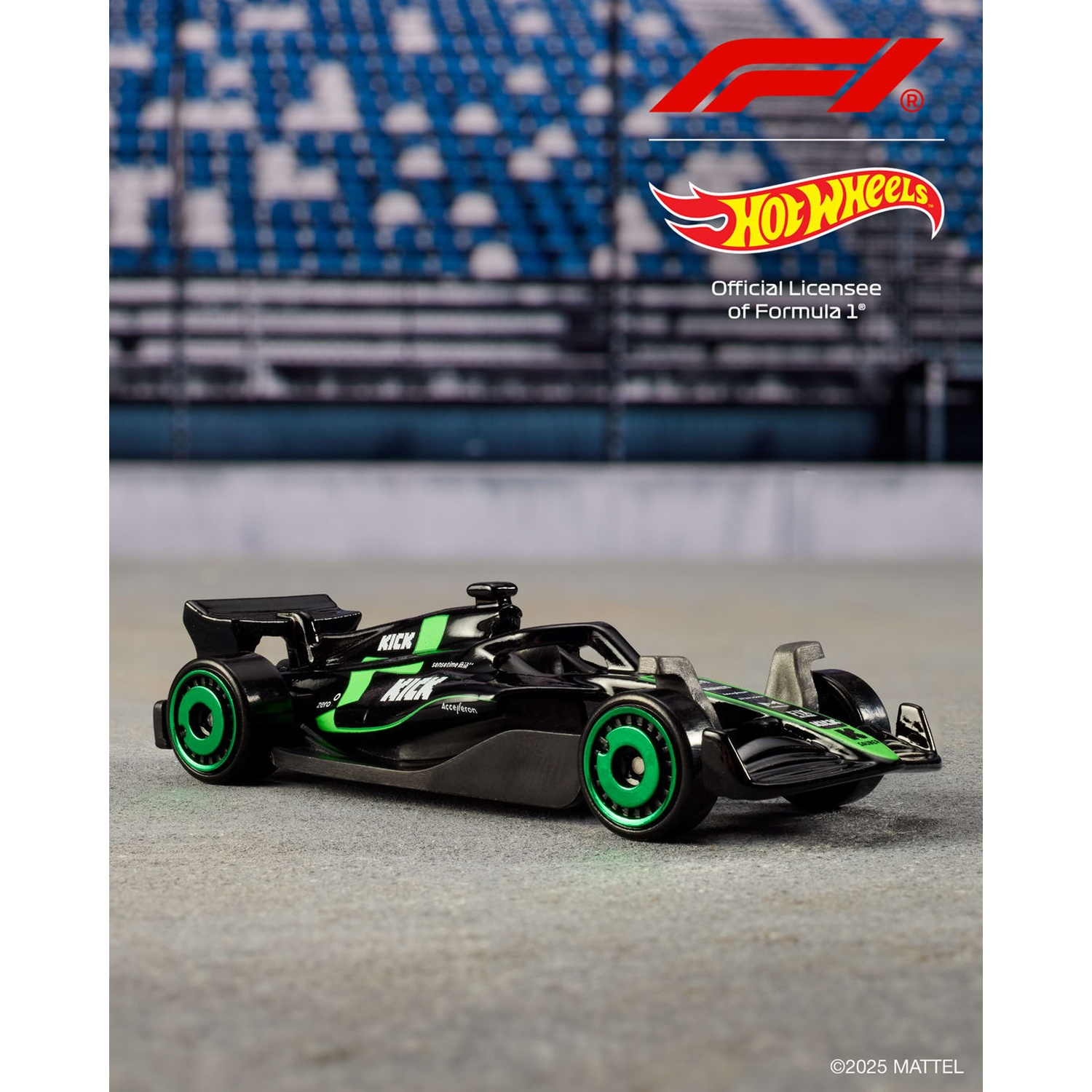 Un'auto di Formula 1 Hot Wheels nera e verde. Lo sfondo mostra uno stadio e i loghi F1 e Hot Wheels.
