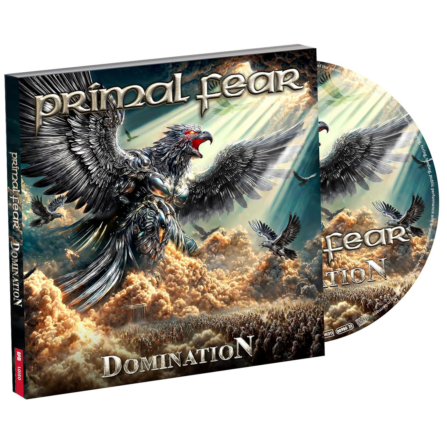 Ein Adler mit roten Augen fliegt über eine Menge. CD-Cover und Disc.