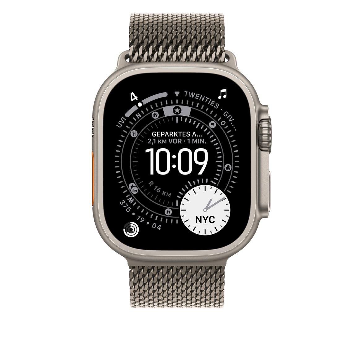 Eine silberne Apple Watch Ultra zeigt 10:09 an, mit NYC-Zeit und anderen Daten. Es hat ein Mesh-Armband. Eine orangefarbene Taste ist sichtbar.