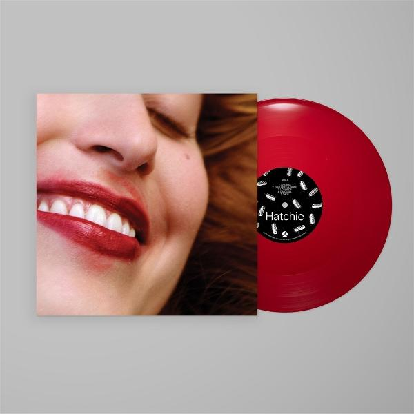 Roter Vinyl-Schallplattencover mit Nahaufnahme eines Gesichts und geschlossenen Augen.