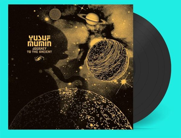 Eine Vinylhülle mit Weltraummotiv zeigt Planeten und Sterne im Retro-Stil.