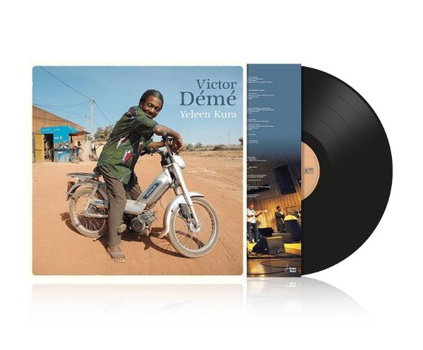 Albumcover mit Mann auf Moped. Text lautet 'Victor Démé, Yeleen Kura'. Daneben eine Schallplatte.