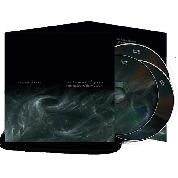 Ein CD-Case mit zwei sichtbaren CDs. Das Case ist schwarz, mit den Worten 'raison d'être' und 'metamorphyses'.