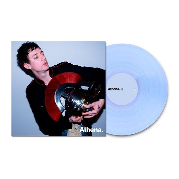 Ein Mann in einer schwarzen Jacke hält einen römischen Helm und eine Schallplatte. Die Schallplatte ist hellblau. Das Albumcover sagt Athena.