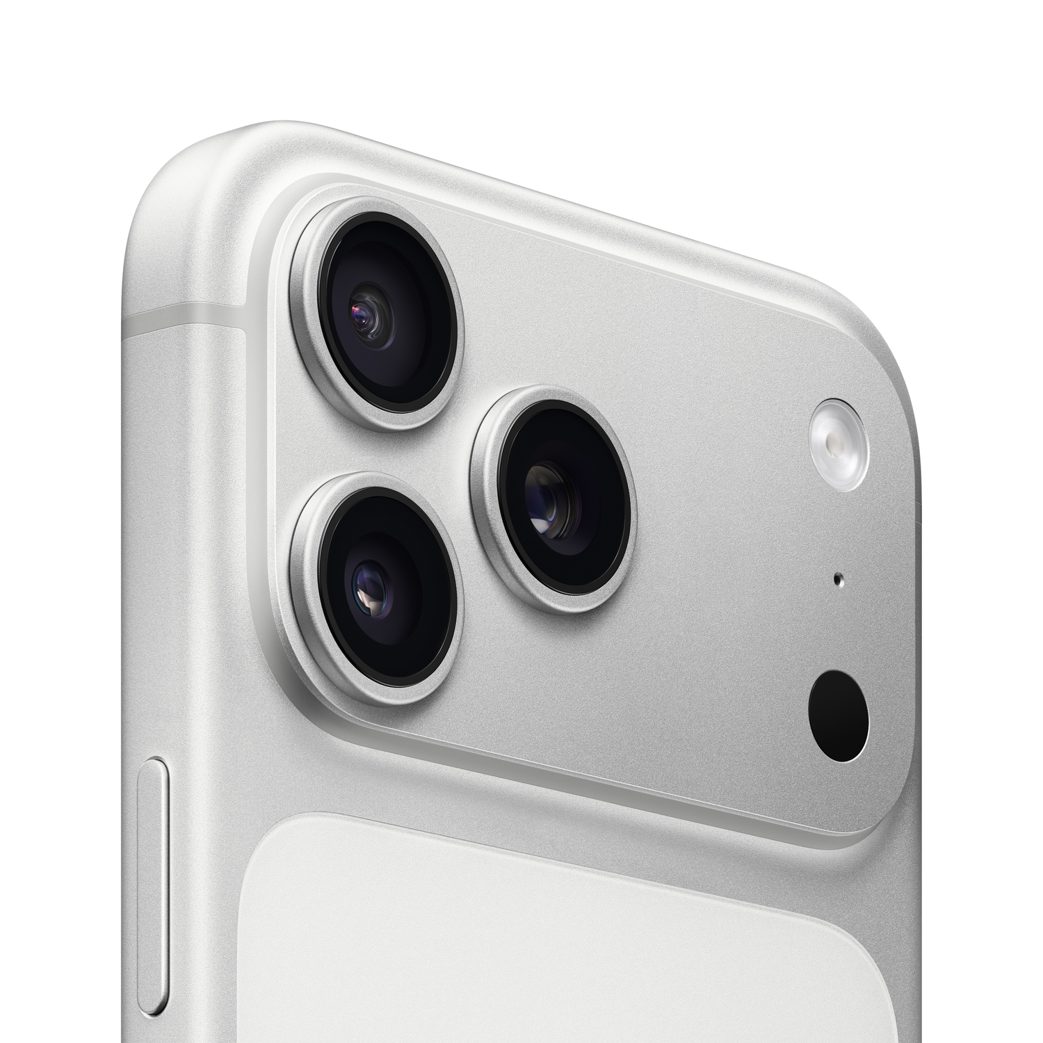 Close-up van de achterkant van een zilveren smartphone. Drie cameralenzen, een flitser en een microfoon zijn zichtbaar. De telefoon staat op een witte achtergrond.