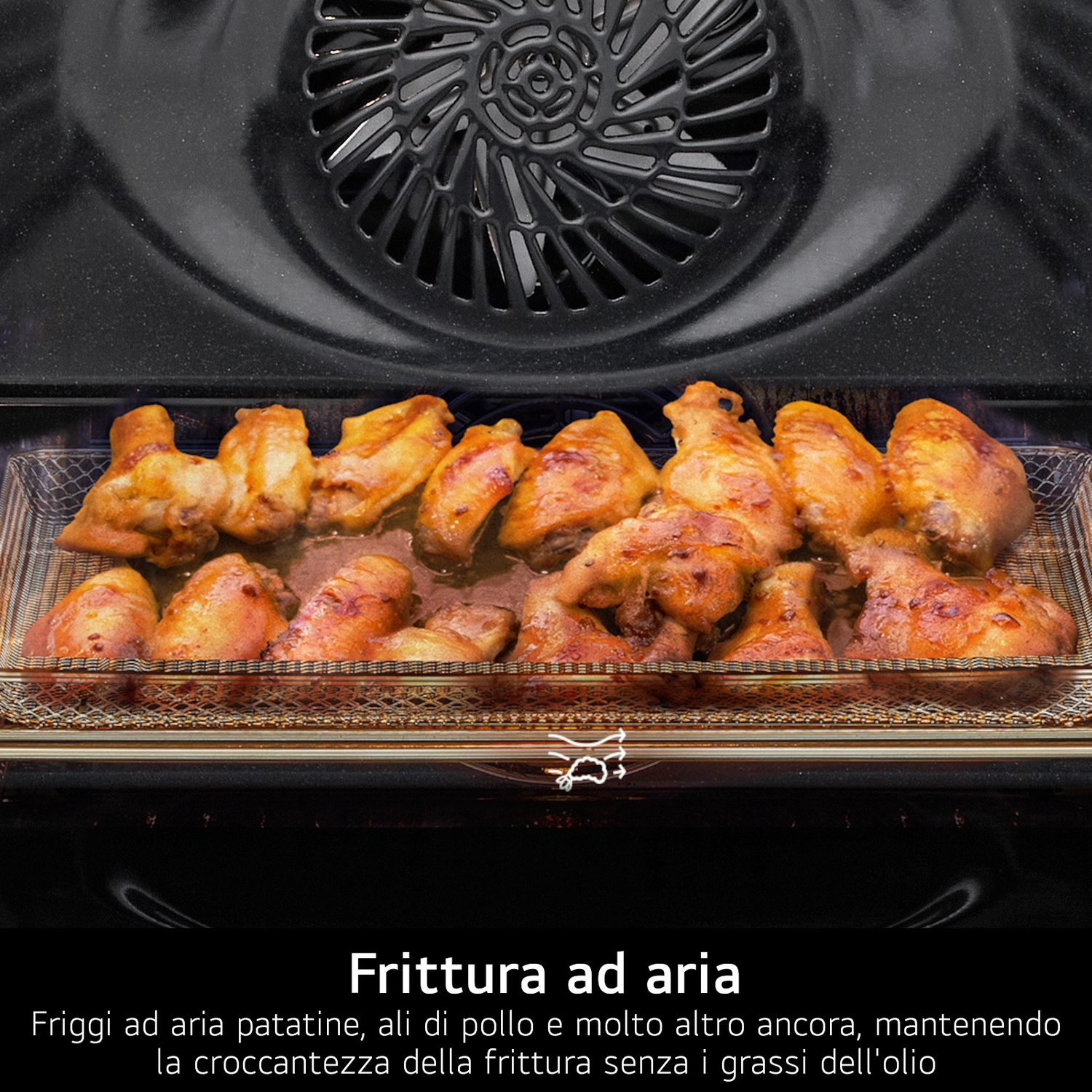Ali di pollo in forno. Le ali sono dorate e poste in un cestello a rete metallica. L'interno del forno è scuro e mostra una ventola.