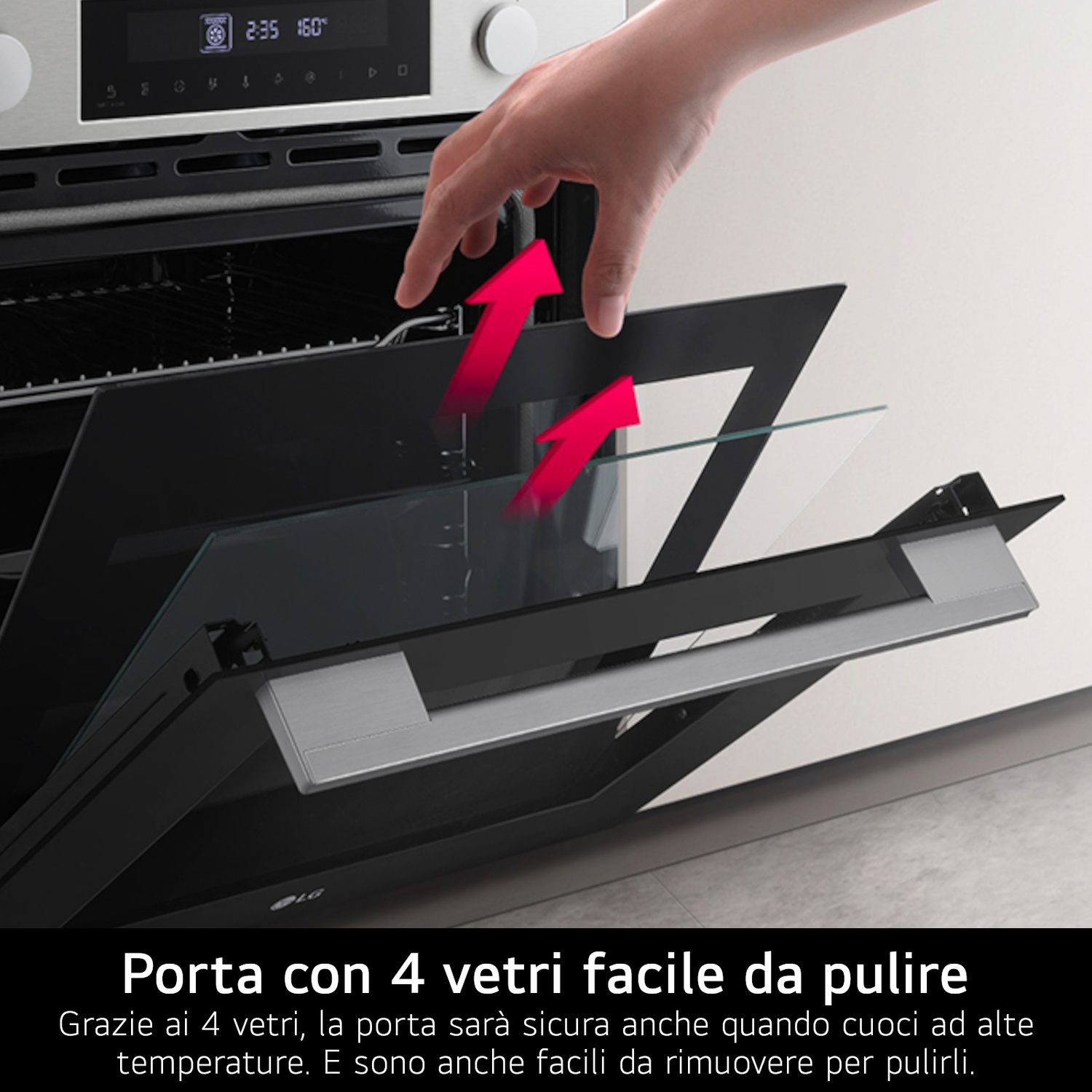 Porta del forno con 4 pannelli di vetro che si apre. Una mano si allunga. Frecce rosse puntano ai pannelli di vetro. Il display del forno mostra 2:35 e 160.