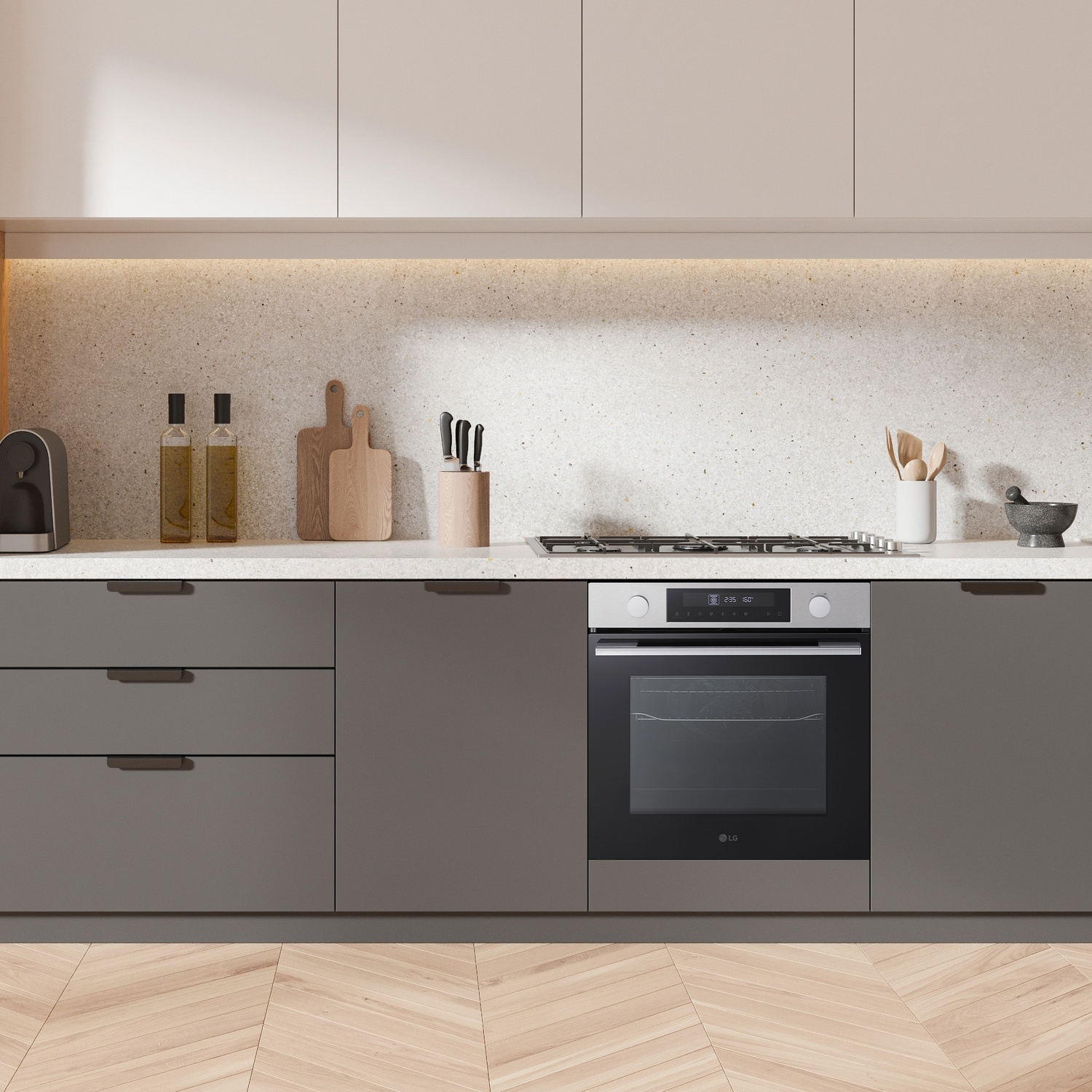 Scena di cucina con forno, armadi e utensili. Bottiglie di olio d'oliva, taglieri e coltelli sono visibili sul piano di lavoro.