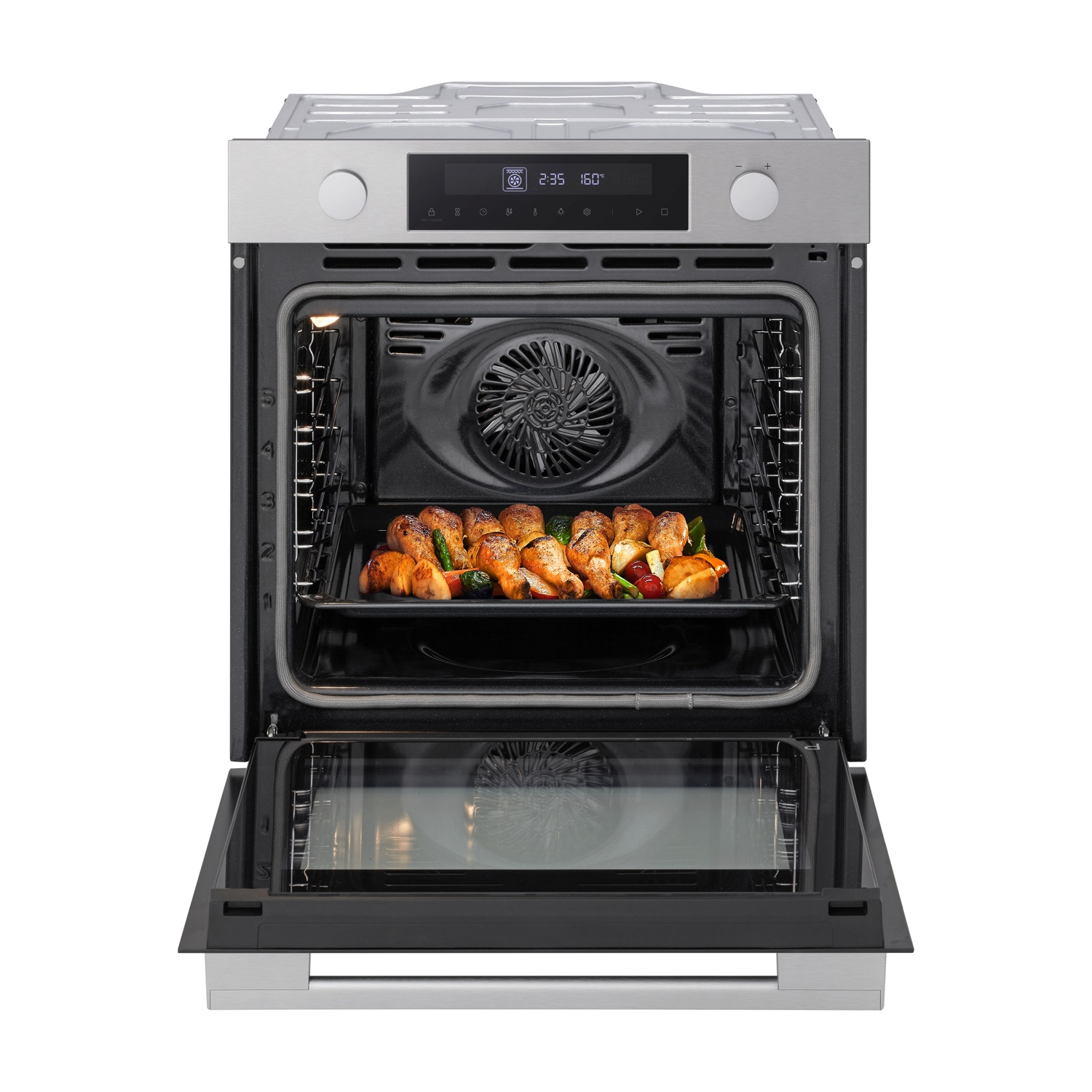 Forno aperto con cibo cotto all'interno. Il forno è argentato, con display digitale. Il cibo include pollo e verdure su un vassoio.