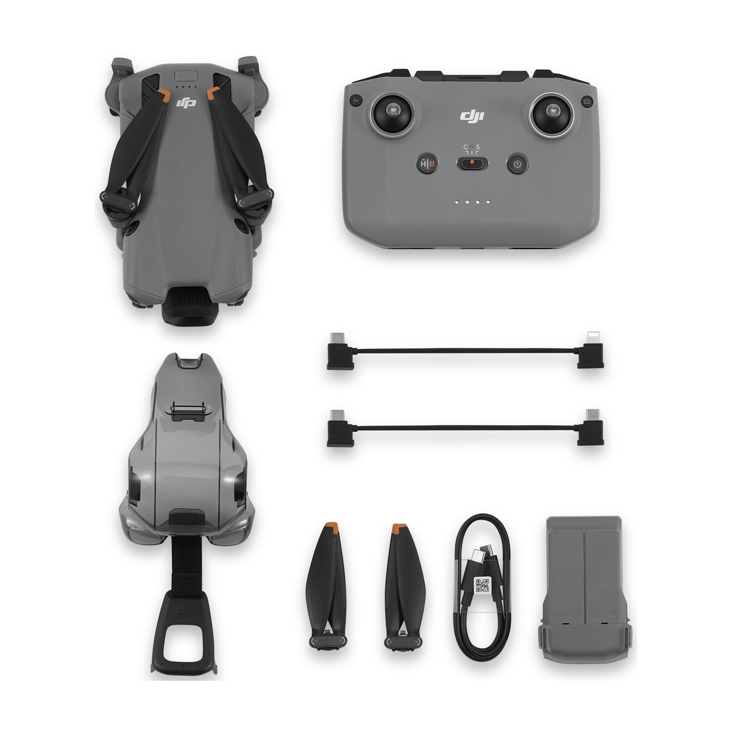 Drone e accessori su sfondo bianco. Include drone, telecomando, cavi, batteria ed eliche. I colori grigio e nero dominano la scena.