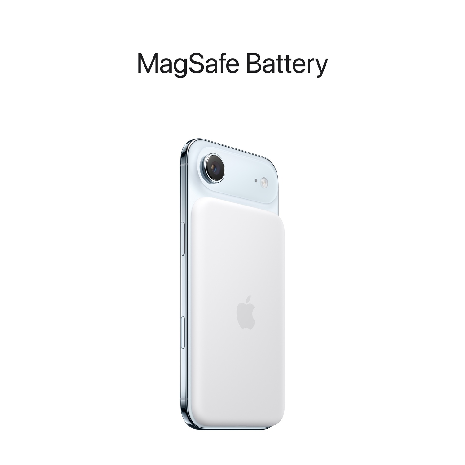 Un iPhone avec une batterie MagSafe blanche attachée. Le téléphone est argenté avec une caméra. Le logo Apple est visible.