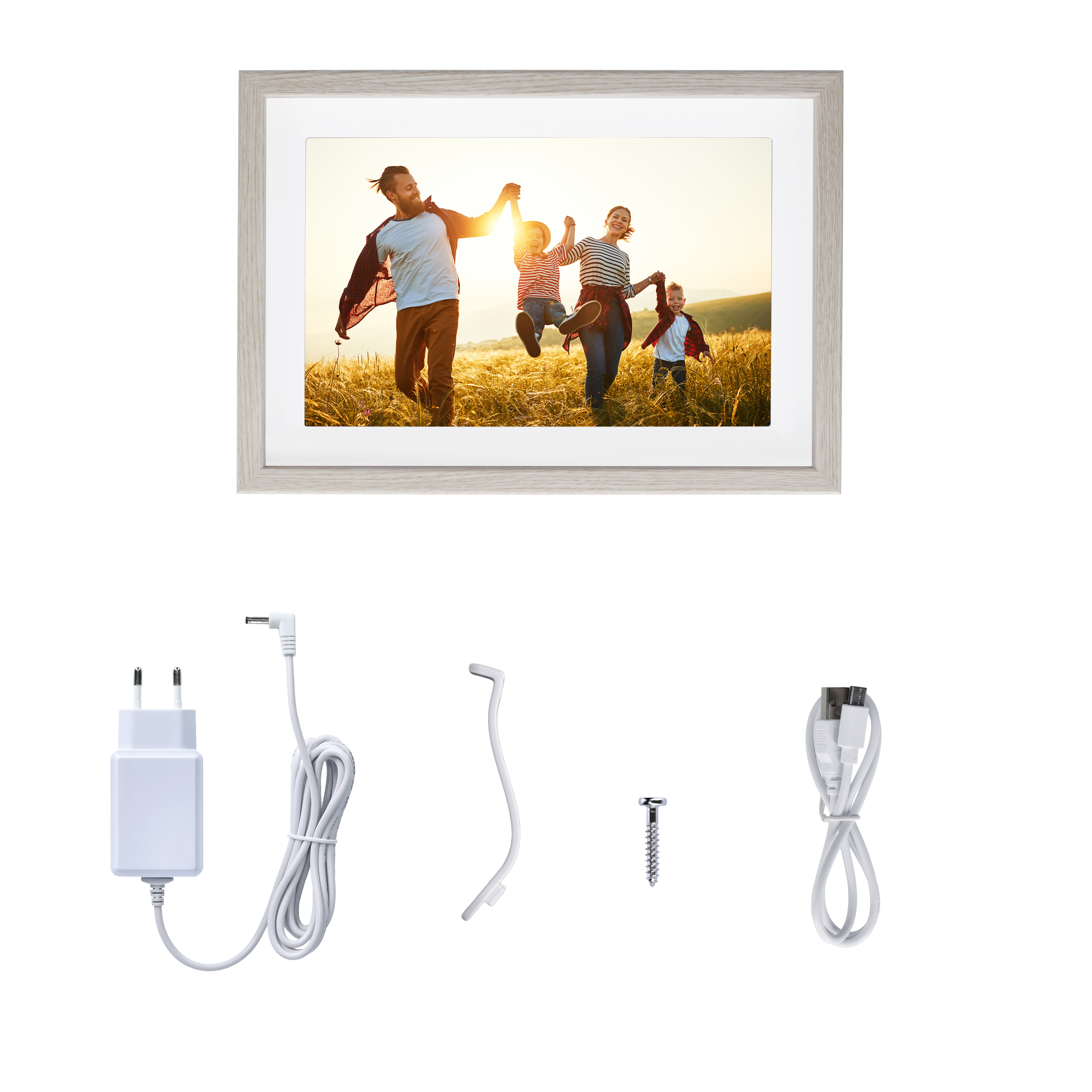 Ein gerahmtes Foto zeigt eine Familie, die auf einem Feld rennt. Darunter befinden sich Ladekomponenten: Adapter, Kabel und eine Schraube.