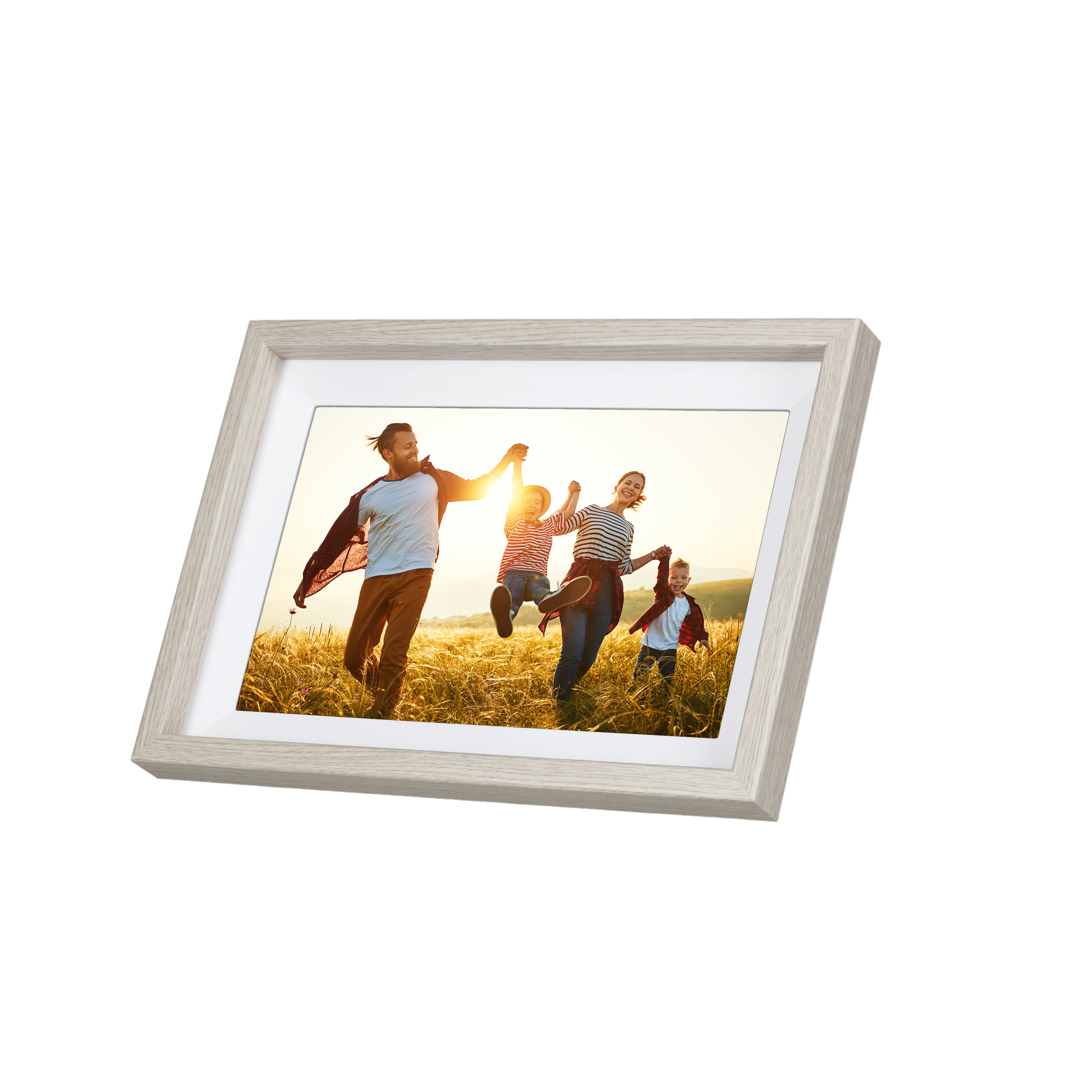 Eine Familie springt auf einem Weizenfeld, gerahmt in einem Holzbilderrahmen.
