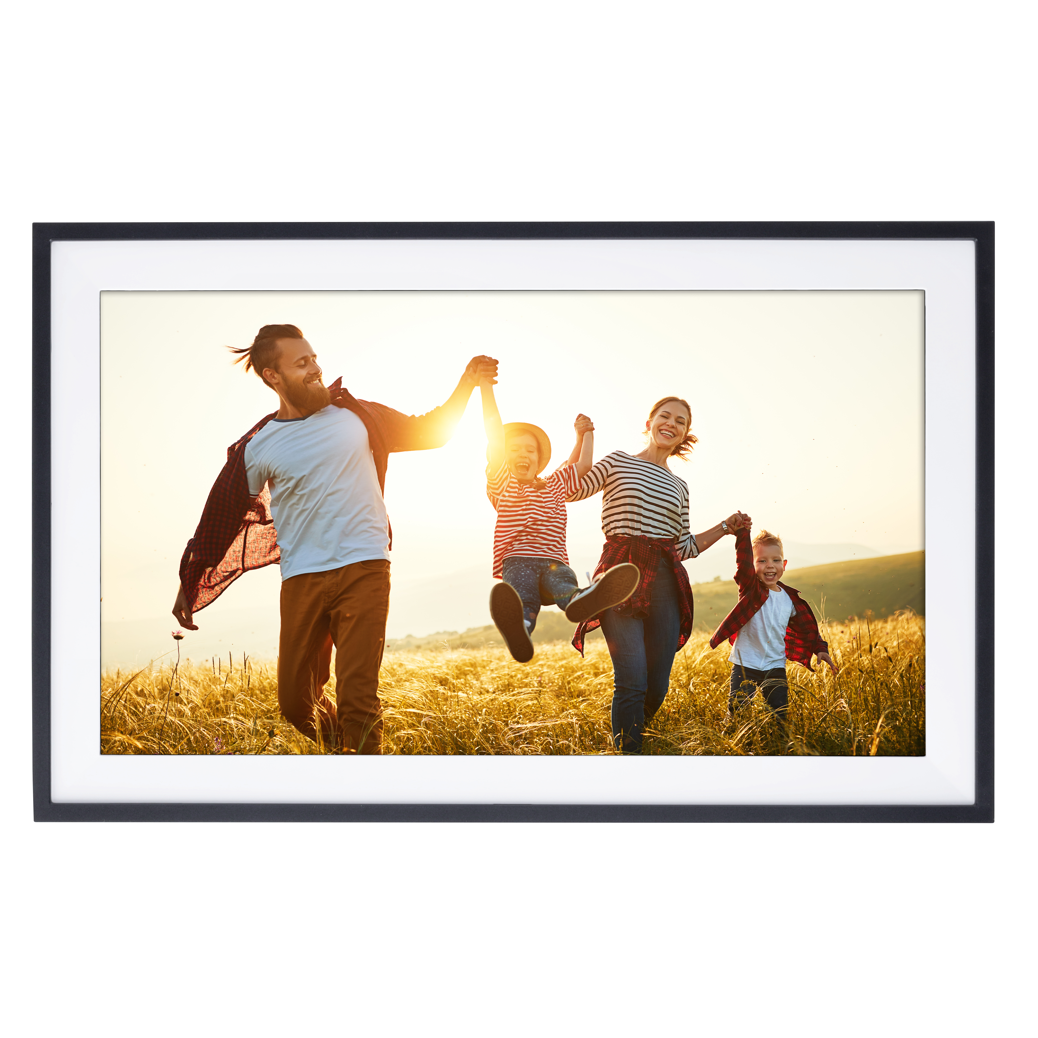 Eine vierköpfige Familie rennt durch ein Feld und hält Händchen. Die Sonne scheint hell und erzeugt eine warme, glückliche Szene.