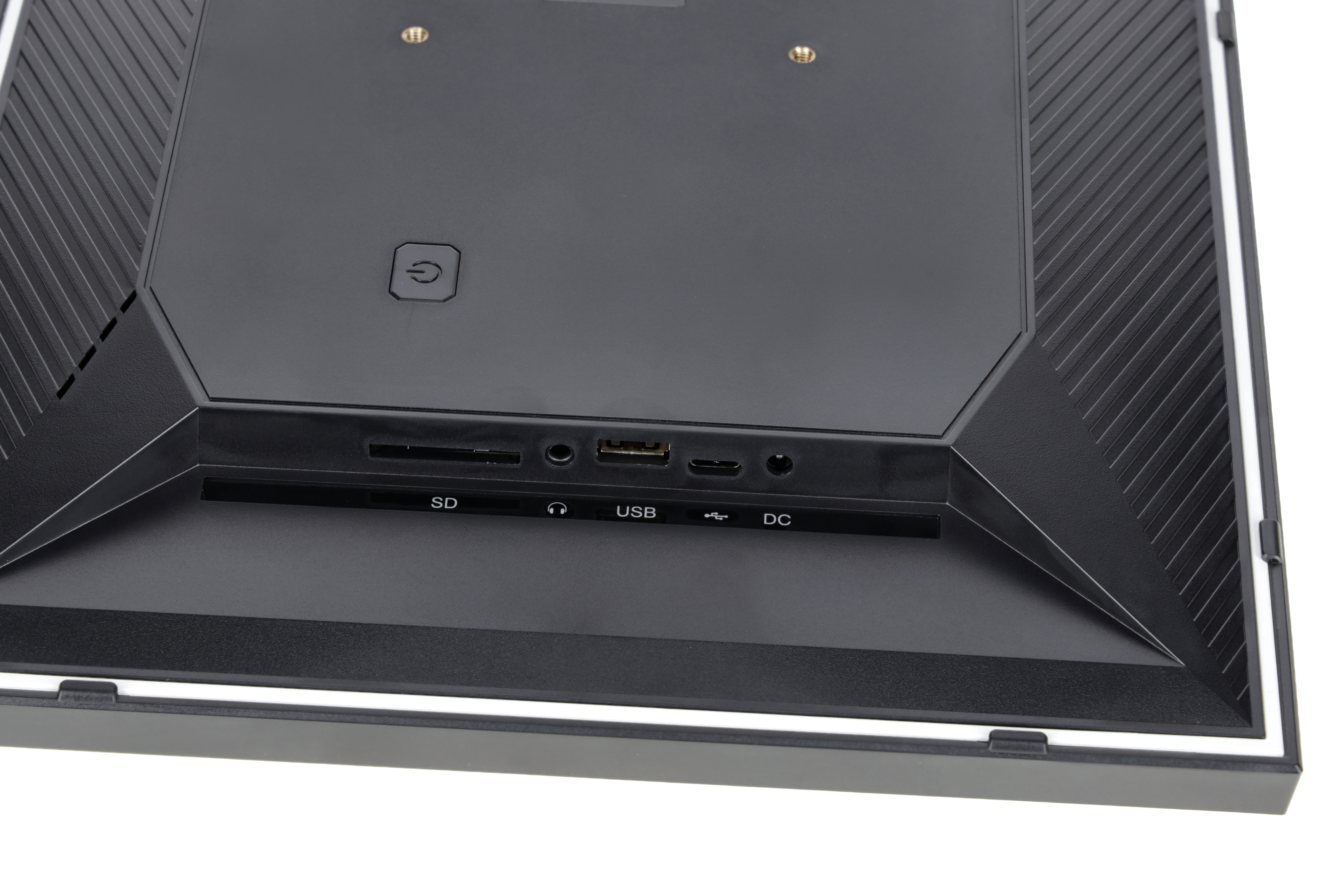 Schwarze Geräte Rückseite mit Ein/Aus-Taste, SD, USB und DC-Anschlüssen. Abgewinkelte Kanten, strukturierte Seiten und Befestigungslöcher.