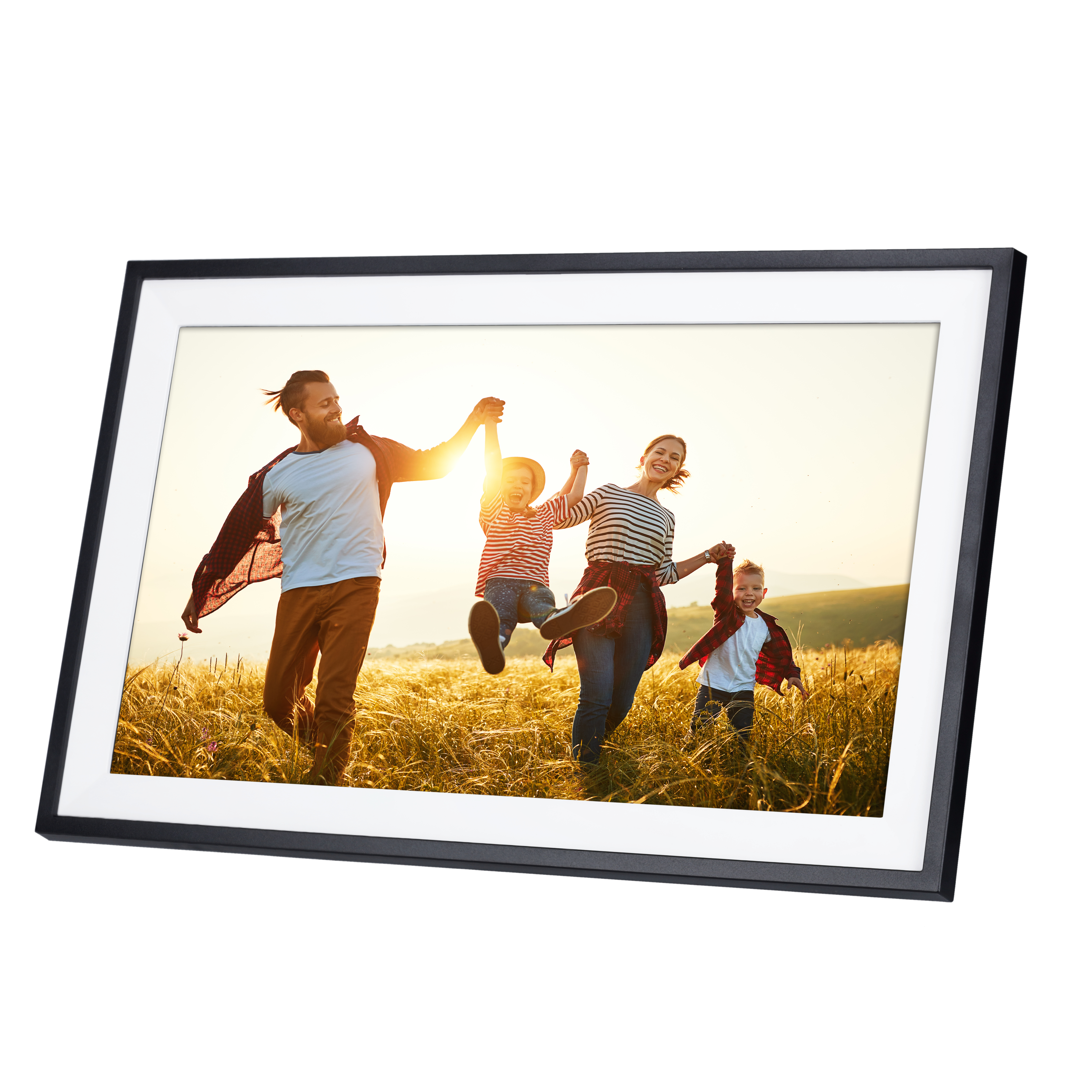 Eine Familie rennt im Feld und hält Händchen. Das Bild ist in einem schwarzen Rahmen vor weißem Hintergrund gerahmt.