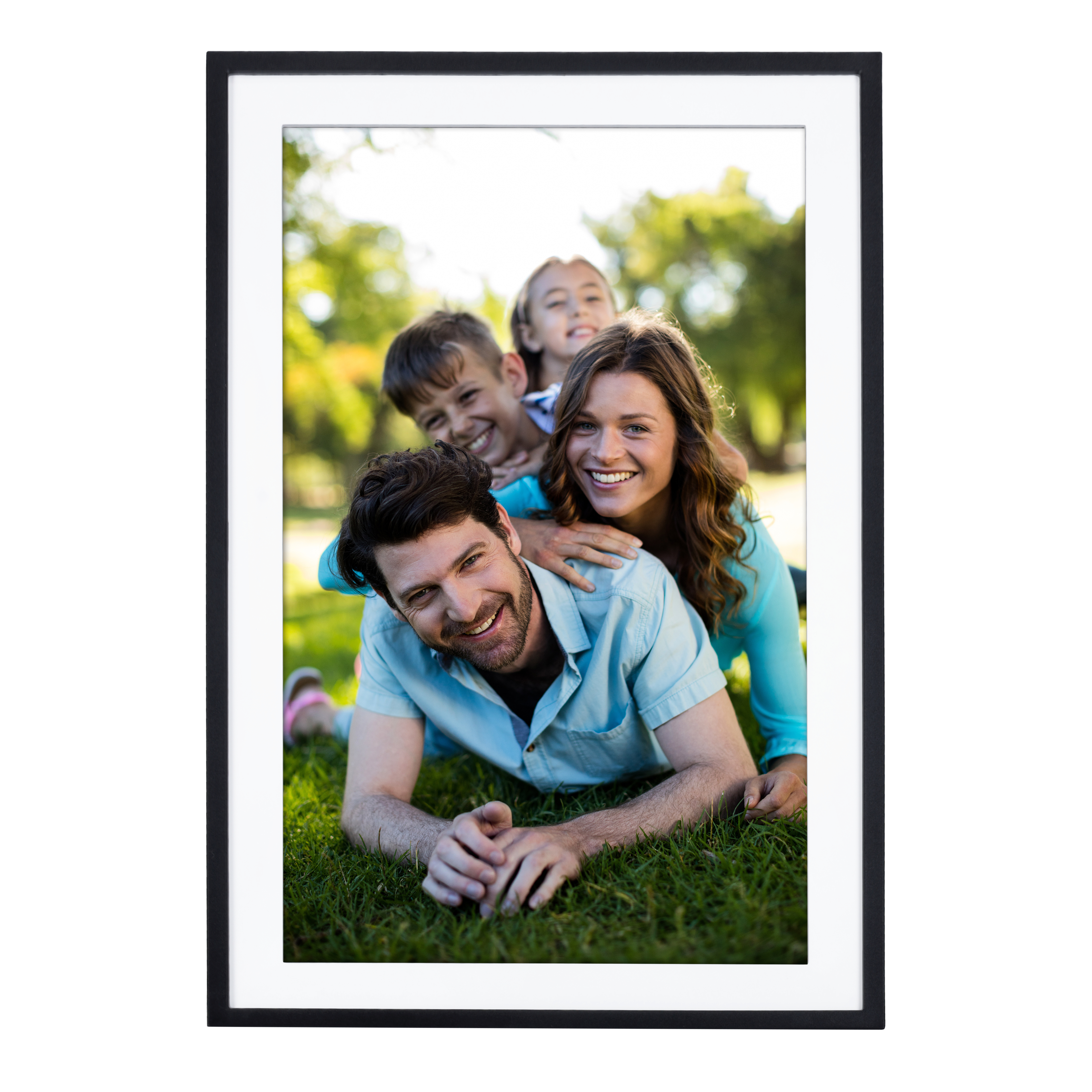 Ein gerahmtes Foto einer lächelnden Familie. Ein Mann liegt auf dem Rasen mit seiner Familie hinter sich. Der Hintergrund hat Bäume.