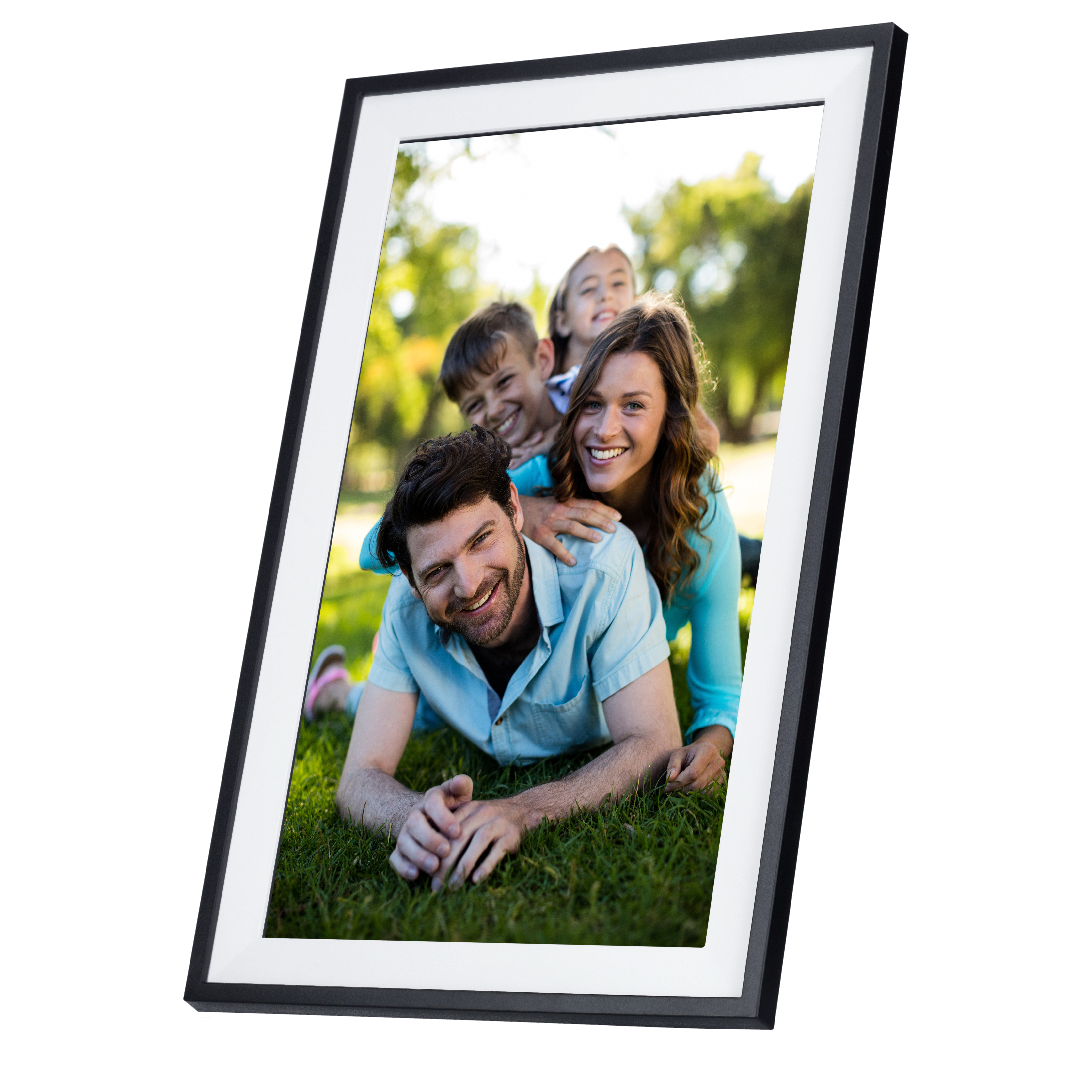 Gerahmtes Foto einer Familie, die in einem Park lächelt. Der Vater liegt auf dem Rasen, Mutter und Kinder sind über ihm.
